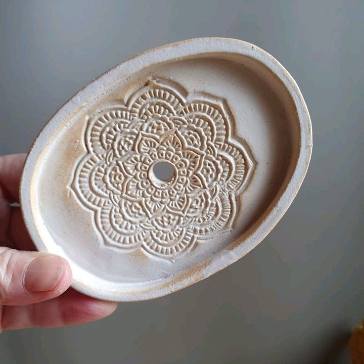 ✨ Elevate your bathroom vibes with this handcrafted mandala soapdish! shaped with care, and perfect for your rustic, cozy space. 💧

#HandmadeWithLove #RusticVibes #MandalaMagic #CottageStyleDecor #ForestOfDeanArt