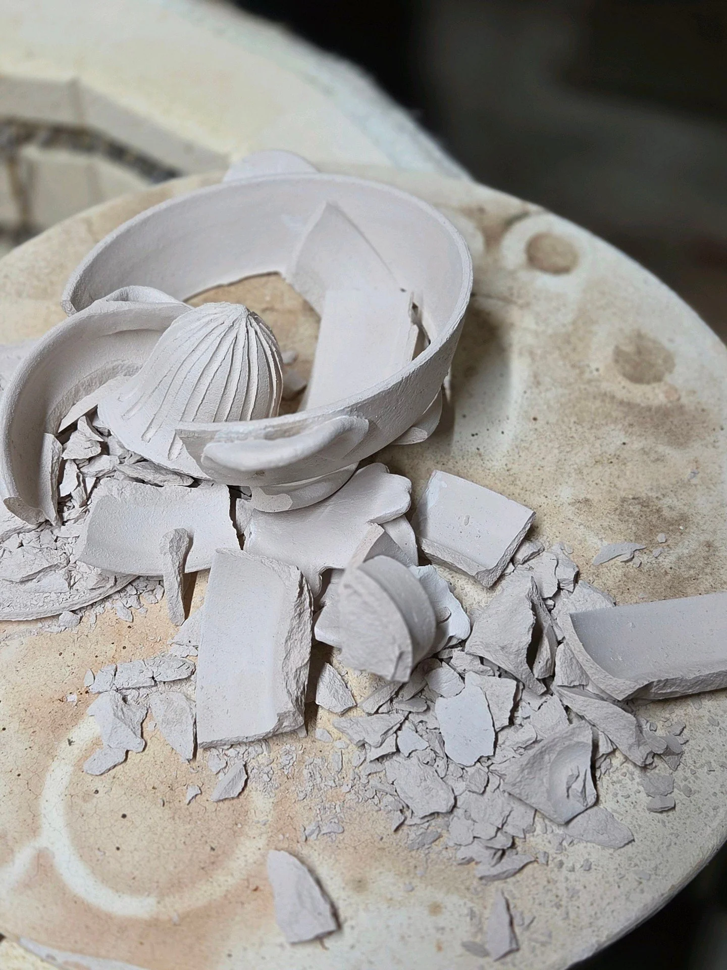 Not every masterpiece survives the fire 💔. This month's cold weather brought its challenges, from slow drying times to a fiery mishaps in the kiln. It's always tough to lose creations that held so much potential, but every shard teaches me something