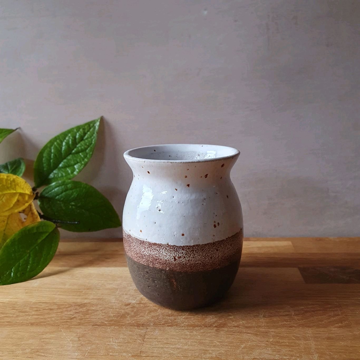 Say hello to new little vases! 🌿 Handcrafted with love in the heart of the Forest of Dean, these unique beauties are perfect for adding a touch of rustic charm to your space. Whether holding a dainty wildflower or standing solo as an artful centerpi
