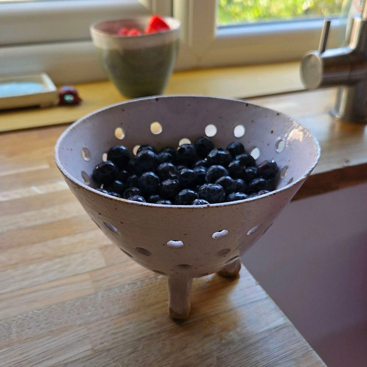 How cute is this handmade colander! 🫐 Perfect for fresh berries or rinsing small produce, all while adding a little rustic charm to your kitchen. I love how the speckled glaze came out - what do you think? 

#potterylife #rusticstyle #cottagevibes