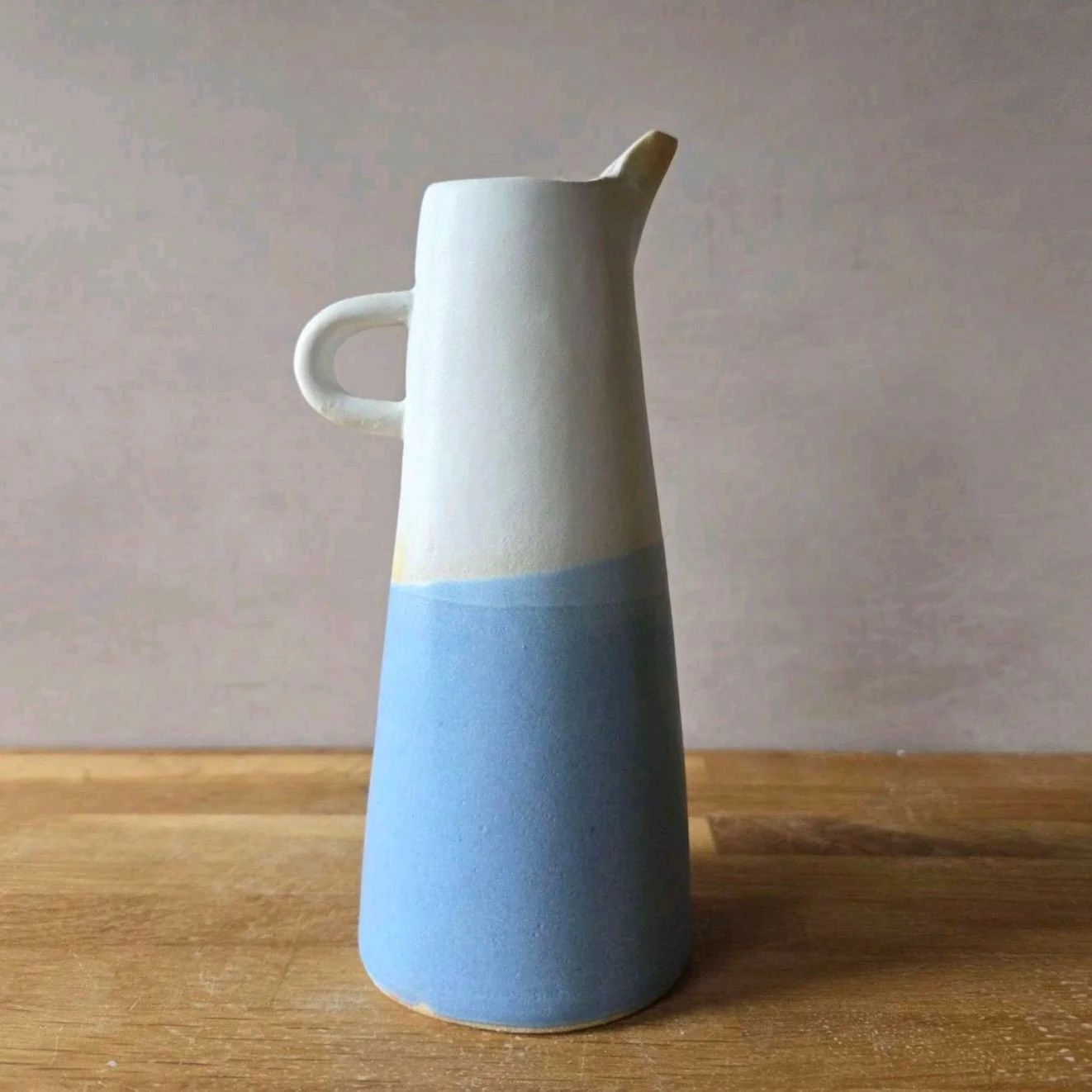 Loving these handy little jugs for salad dressing! 💛 Slab-built and perfect for adding a rustic, handmade touch to your table setup. The clean lines and simple design make it versatile for so many occasions. What do you think of this piece? 🧐

#pot