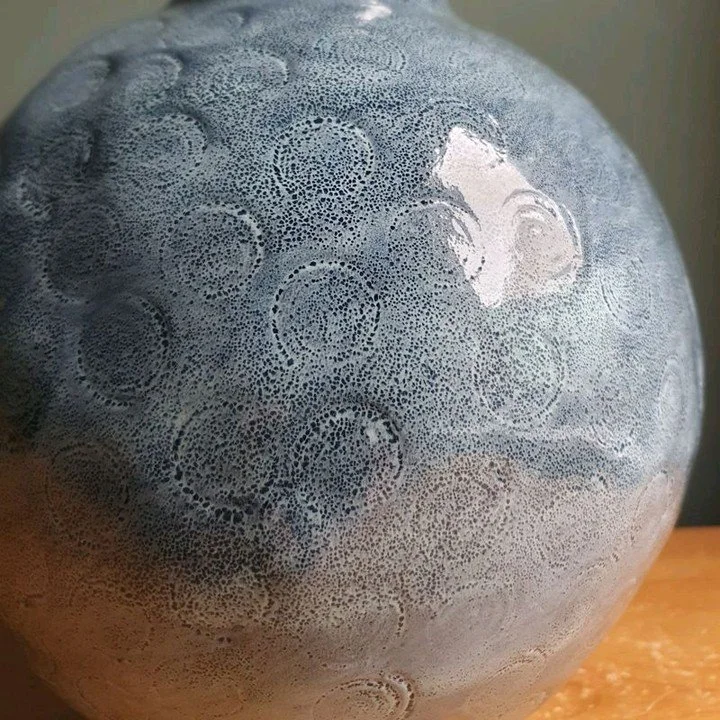 A closer look at this slab-built moon jar 🌙 - two slab build halves seamlessly blended together to create one unique piece. The texture and glaze remind me of sea foam patterns. What do you think of this dreamy finish?

#handmadepottery #moonjar #ce