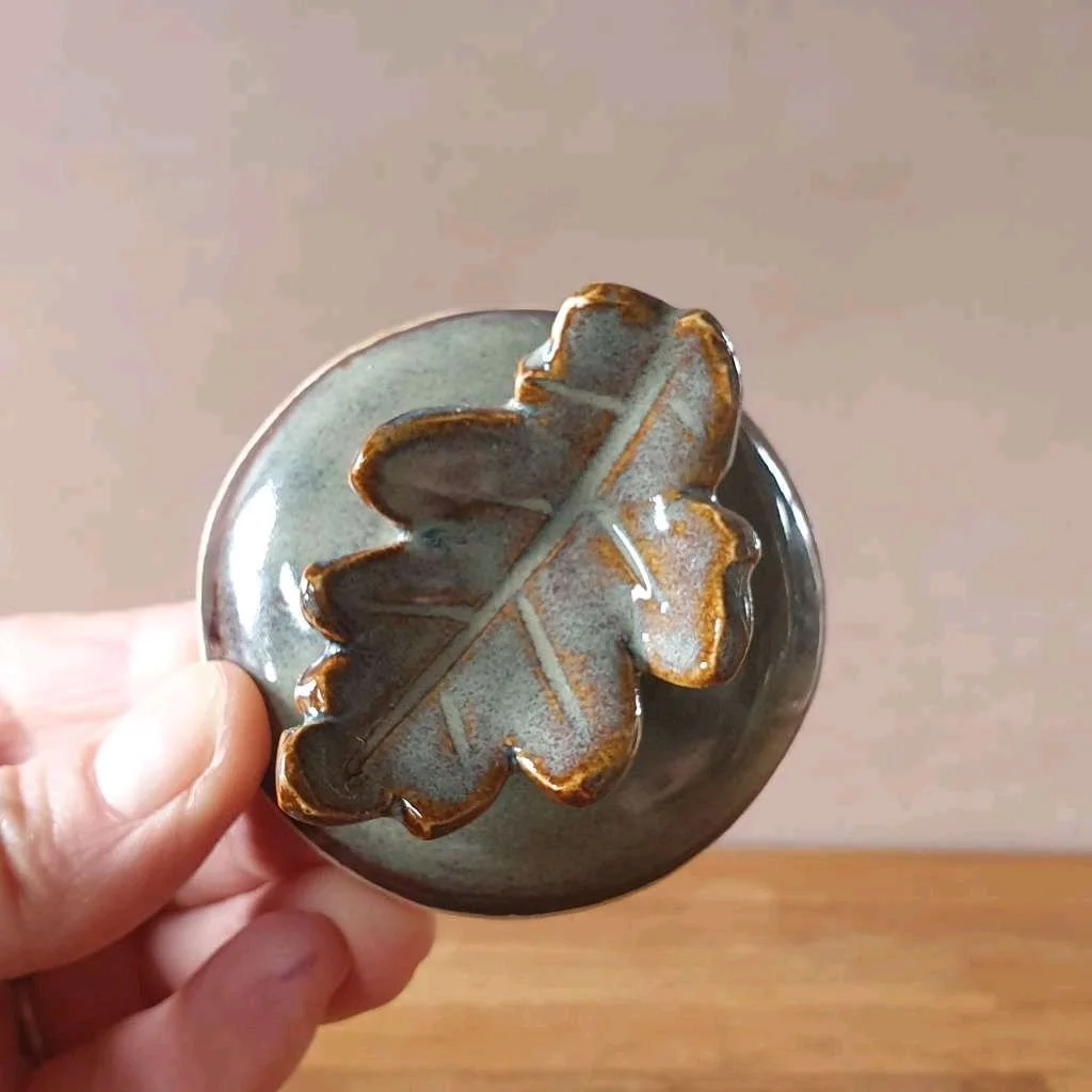Little trinket pot with an oak leaf lid 🍂
Perfect to hold your tiny treasures or just add a woodland touch to your space!
#handmadepottery #forestinspired #rusticceramics @faropen.artists
What would you put inside this little beauty?