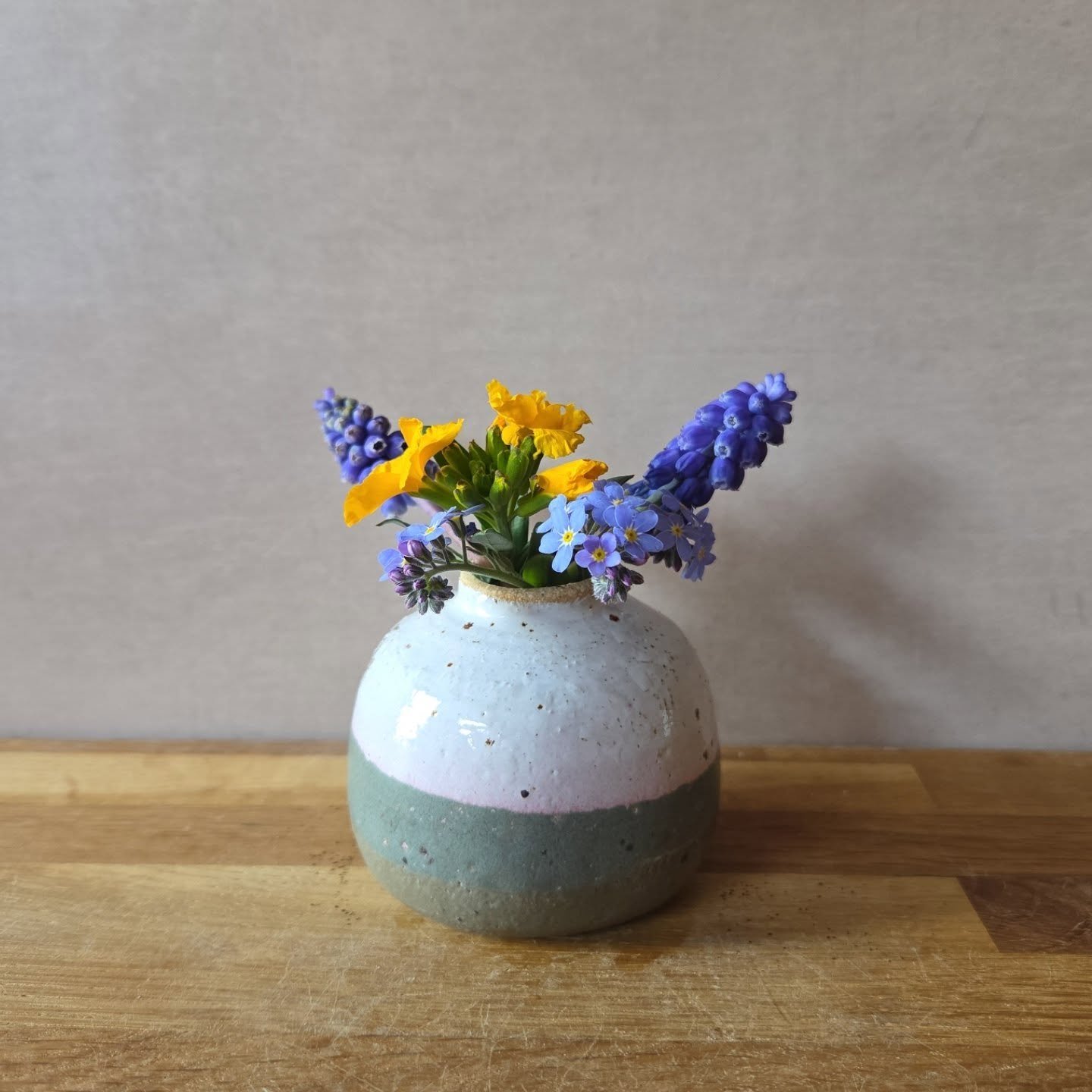 Spring flowers in the most adorable vase I got out the kiln today

#rusticpottery