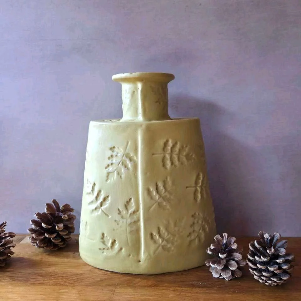 This piece, handcrafted from flat slabs of clay and adorned with nature-inspired imprints, brings a touch of the outdoors into your home. 🌿 I love how the textures tell a story of the forest. What do you think of this look? 😊

#handcraftedceramics 