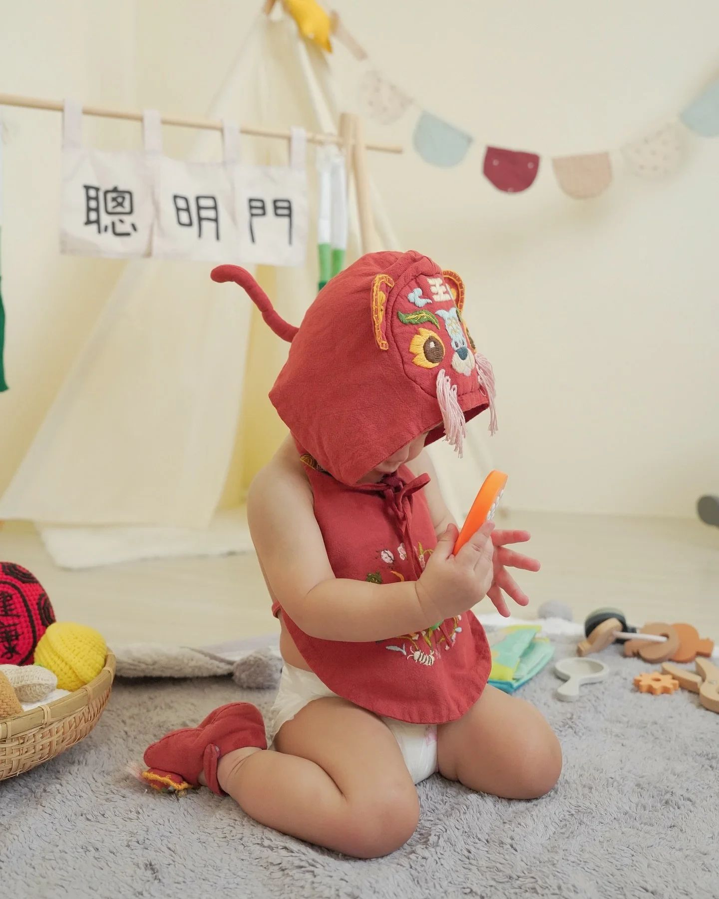 小朋友來做選擇囉！

養著養著就1歲了啊 
人生首次的重頭戲 #抓周活動

幫小老虎準備了兩個場景 💐花園 ⛺️童趣

#抓周場佈 租借 2hr 
#抓周派對 租借 4hr

檔期方案洽官方line @ lumi.studio

🪄 

𝘓𝘶𝘮𝘪 𝘴𝘵𝘶𝘪𝘥𝘰  板橋實景攝影棚
商業拍攝 | 活動場地 | 空間租借 | 母嬰友善

#lumistudio #新北攝影棚#板橋攝影棚#攝影棚租借#空間租借#活動場地 #人像拍攝#全家福攝影 #小孩攝影 #週歲寫真 #抓周場地 
