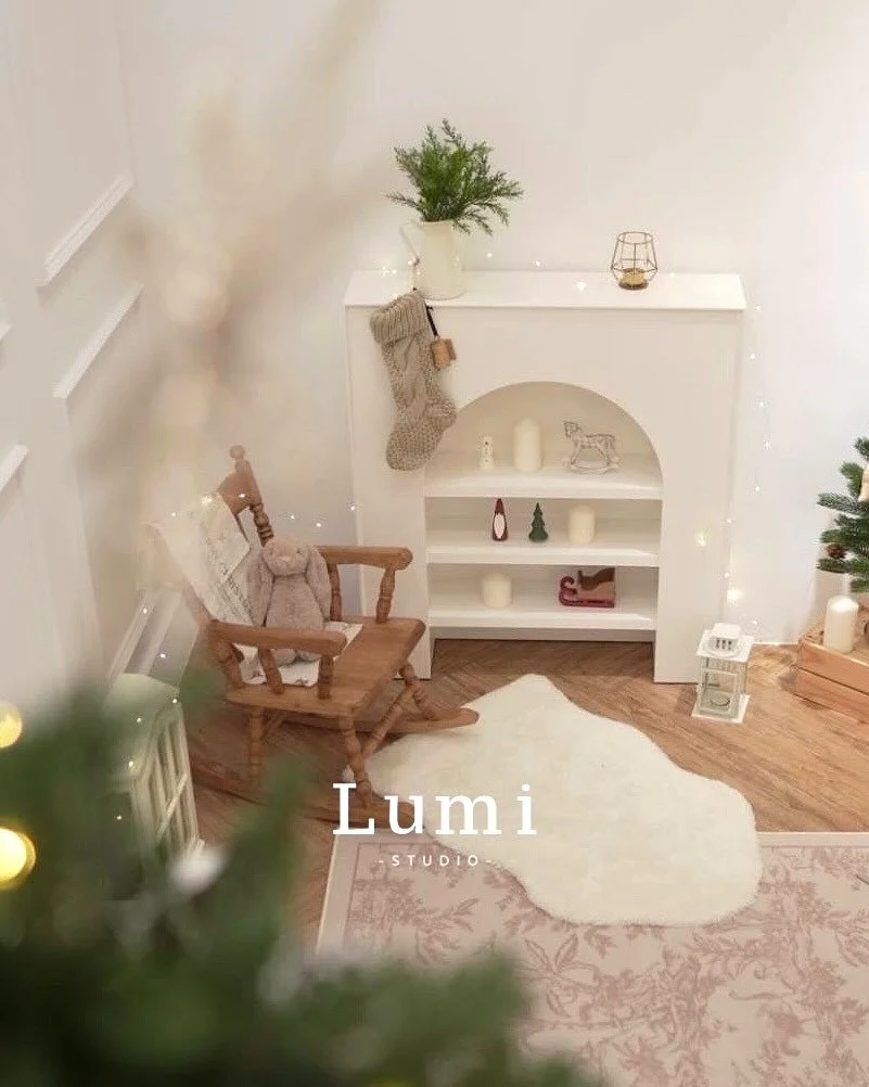 🎄聖誕棚景開放預約 #新北板橋

▫️棚拍專案 1hr 
▫️單租棚景 2hr &uarr;
▫️活動租借 4hr

聖誕棚景限定：11/1-12/31
預約檔期歡迎私訊 @lumi_photostudio 

&gt; 假日即將額滿
&gt; 平日棚拍專案享優惠價

-

𝘓𝘶𝘮𝘪 𝘴𝘵𝘶𝘪𝘥𝘰 板橋實景攝影棚
商業拍攝 | 活動場地 | 空間租借 | 母嬰友善

#板橋攝影棚 #新北攝影棚 #空間租借 #全家福攝影 #聖誕棚 #聖誕全家福 #聖誕佈置 #聖誕派對 #聖誕