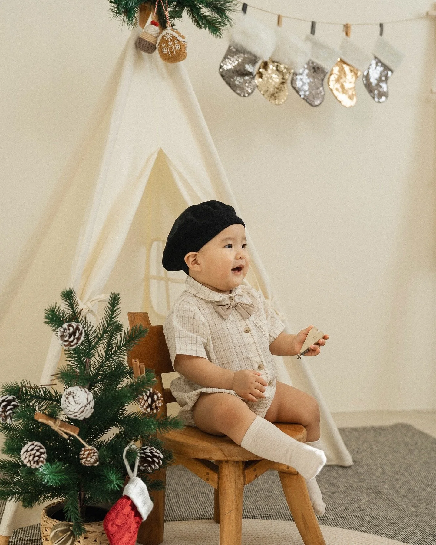 🎄聖誕棚景開放預約 #新北板橋

12月第1天 ✨ 
來張全新高度的全家福🎄
有夠青春活力啦  #cheerleading

人品爆棚的好天氣和治癒笑容
太喜歡💕

📆聖誕棚拍檔期
12/2、12/9、12/15、12/20、12/23、12/28

預約請私訊 @lumi_photostudio 

&gt; 假日即將額滿
&gt; 平日棚拍專案享優惠價

-

👶🏻 @karlota.chieh8812 
📸 @leoncheng_ 

𝘓𝘶𝘮𝘪 𝘴𝘵𝘶𝘪𝘥?