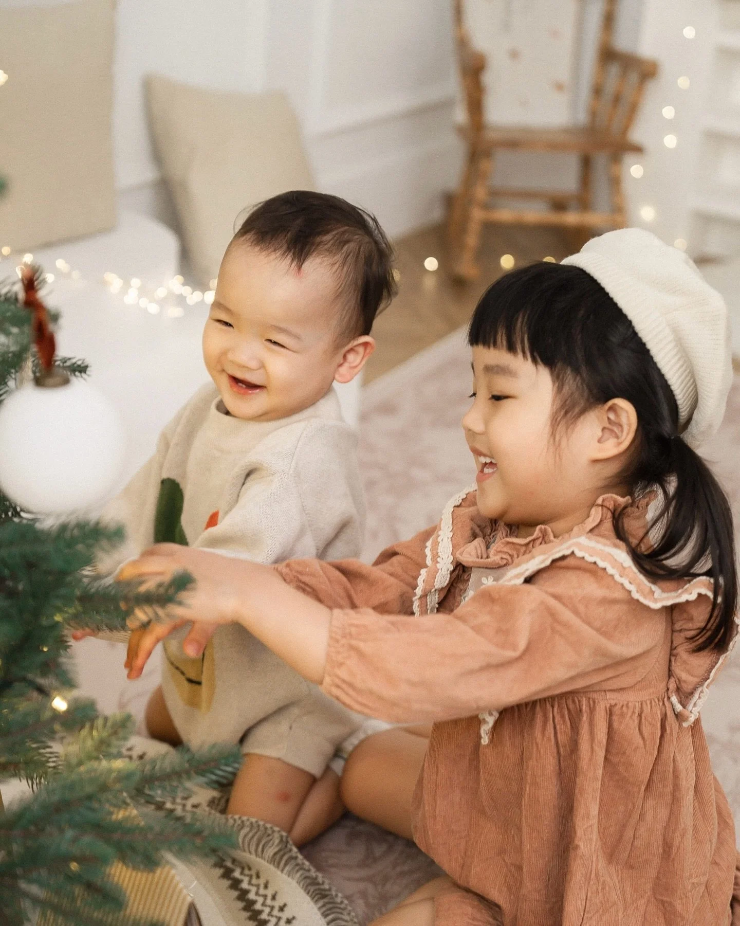 🎄聖誕棚景開放預約 #新北板橋

來自姊姊窒息的愛🫠
長大後也要愛姊姊喔🤭🤭

family day 🏠

📆聖誕棚拍檔期
12/9、12/15、12/20、12/23、12/28

預約請私訊 @lumi_photostudio 

&gt; 假日即將額滿
&gt; 平日棚拍專案享優惠價

-

👶🏻 @dear_nihao 
📸 @leoncheng_ 

𝘓𝘶𝘮𝘪 𝘴𝘵𝘶𝘪𝘥𝘰 板橋實景攝影棚
商業拍攝 | 活動場地 | 空間租借 | 母嬰友善

#板