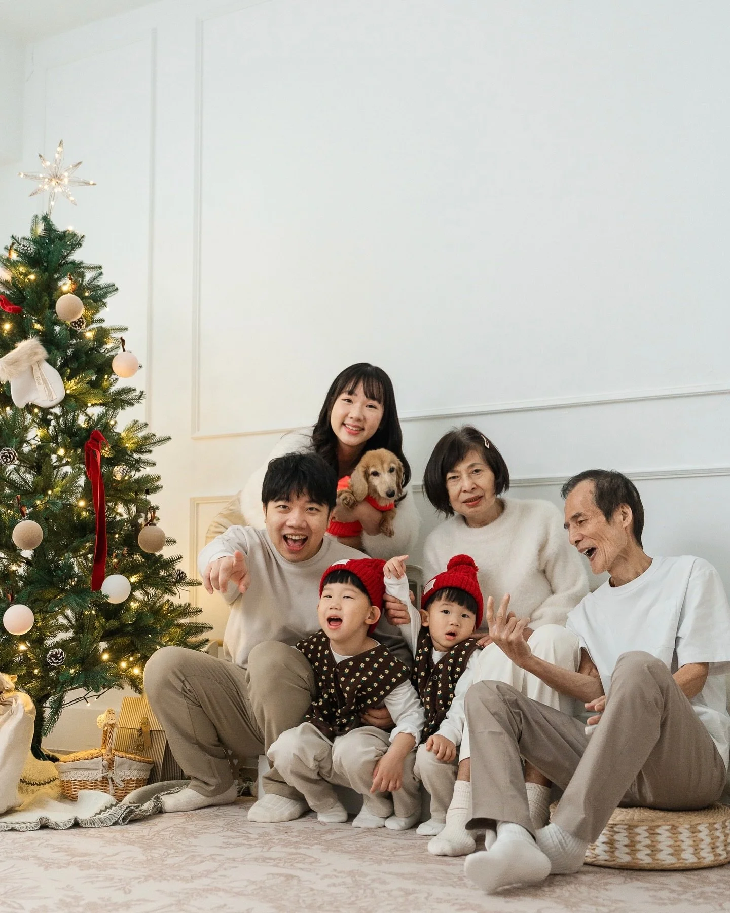 ✨Lumi christmas 🎄last call ！

帥氣獨照、相愛相殺手足照
溫馨全家福、三代同堂
各種願望一次滿足

⭐️ 聖誕棚拍方案
最後加開 ： 1/2 （五）

今年才有的可愛必須留在底片裡🎞️

-
👶🏻 @cindyliao67 
📸 @leoncheng_ 

𝘓𝘶𝘮𝘪 𝘴𝘵𝘶𝘪𝘥𝘰 板橋實景攝影棚
商業拍攝 | 活動場地 | 空間租借 | 母嬰友善

#板橋攝影棚 #新北攝影棚 #空間租借 #全家福攝影 #聖誕棚 #聖誕全家福 #聖誕佈置 