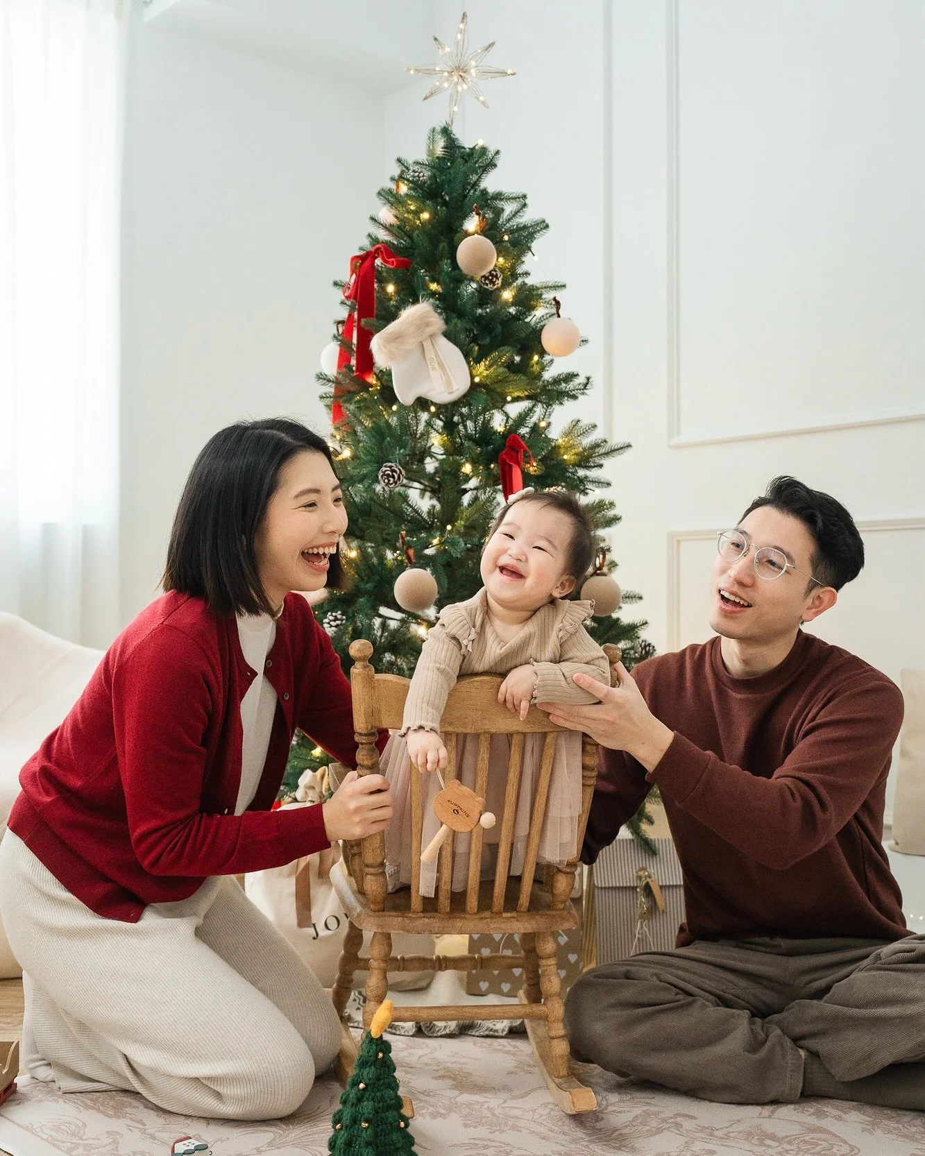 ✨聖誕棚拍尾聲🎄last call ！

不可能聖誕節過了還有發不完的可愛照
小編失職🫣🫣🫣
只好央求攝影師加開場次
每組都太可愛不發完我晚上睡不著！！

⭐️ 聖誕棚拍方案
最後加開 ： 1/2 （五）

-
👶🏻 @chiu_uuuu 
📸 @leoncheng_ 

𝘓𝘶𝘮𝘪 𝘴𝘵𝘶𝘪𝘥𝘰 板橋實景攝影棚
商業拍攝 | 活動場地 | 空間租借 | 母嬰友善

#板橋攝影棚 #新北攝影棚 #空間租借 #全家福攝影 #聖誕棚 #聖誕全家福 #聖誕佈置 #兒童攝