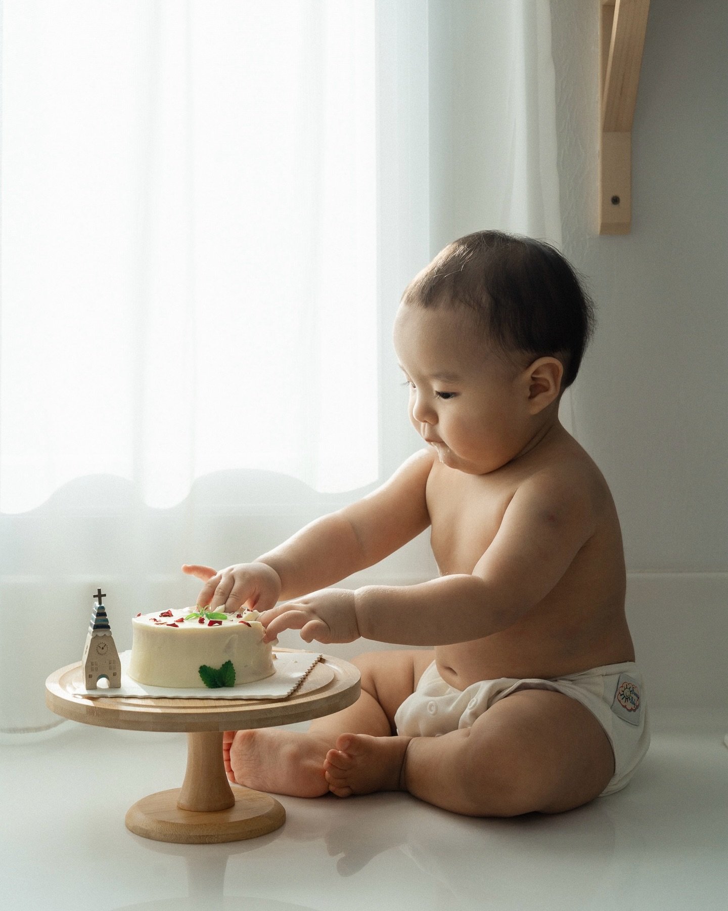 🎂

新添的佈景道具還沒寄到
先來張可愛的瓜球寶
給周歲寶寶們新靈感橋段🫧🩶

去年底來了好多好多可愛寶寶和毛孩兒
大家敲碗的棚拍方案終於來了

佈景場佈中 預計2月開拍～
謝謝信任Lumi美感的朋友
1月底前預約成功偷偷給你折扣價😉

📸 Lumi全家福/寶寶攝影方案
人數：5人以內(含寵物)

🧺 溫馨入門
自備1套服裝+妝髮
場地使用：1hr 
專業攝影：40分鐘
調色毛片電子檔全拿🎞️

🥨甜蜜升級
自備1套服裝+妝髮 
場地使用：1hr 
專業攝影：40分鐘
調色毛片電