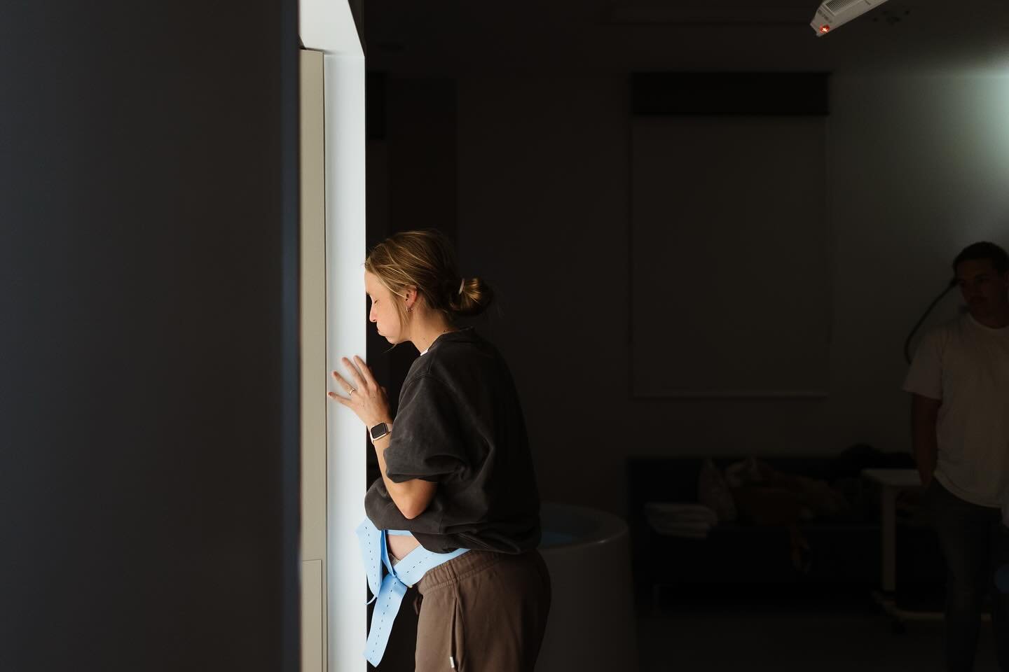 Did you know that dim lighting is so important in the birth space? 🫶🏼

Melatonin (the hormone of sleep and circadian rhythm) enhances the effectiveness of oxytocin (the hormone of contractions). Melatonin makes the uterus more receptive to the powe