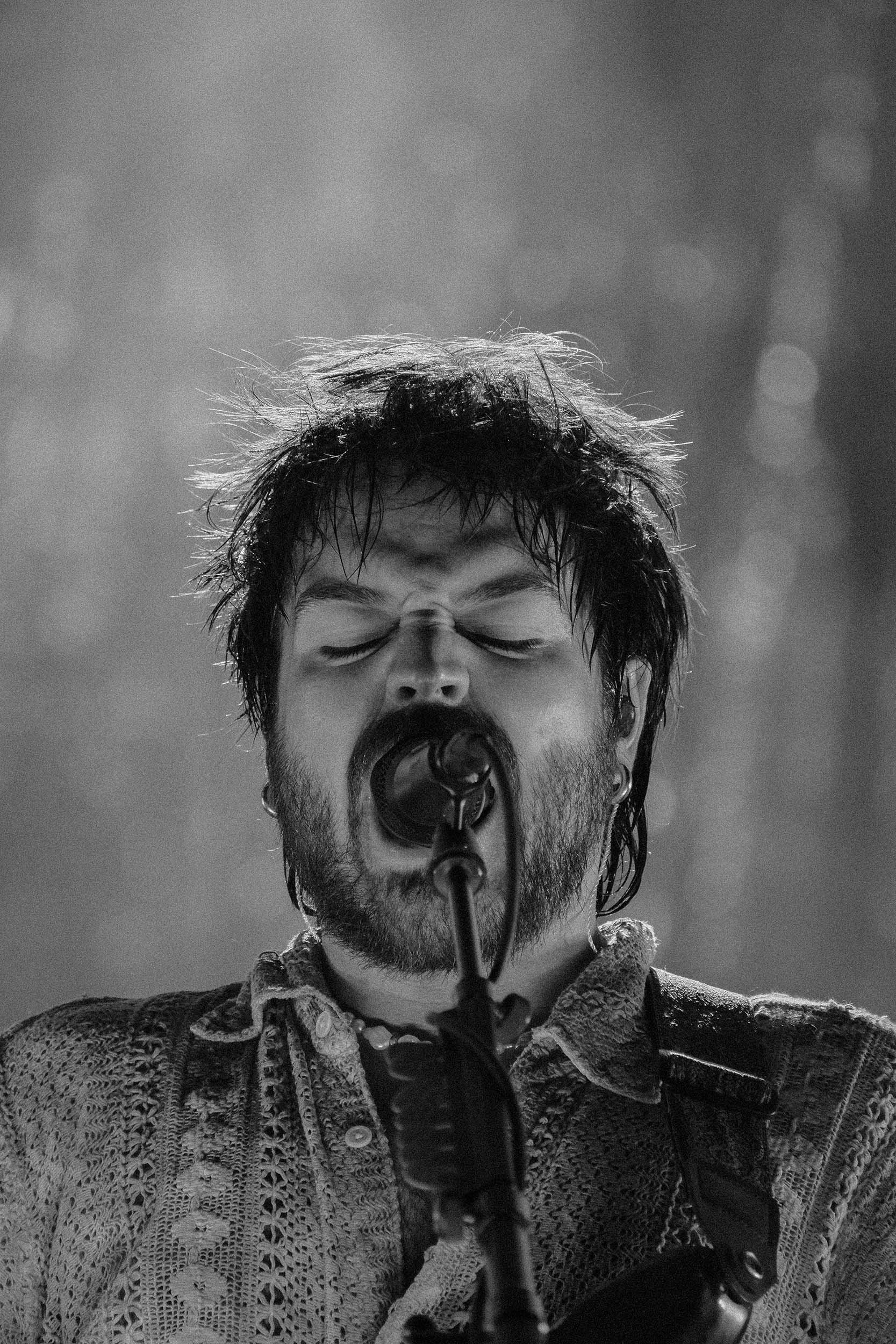 Milky Chance bei Live-Konzert in Kassel in Schwarz-weiß