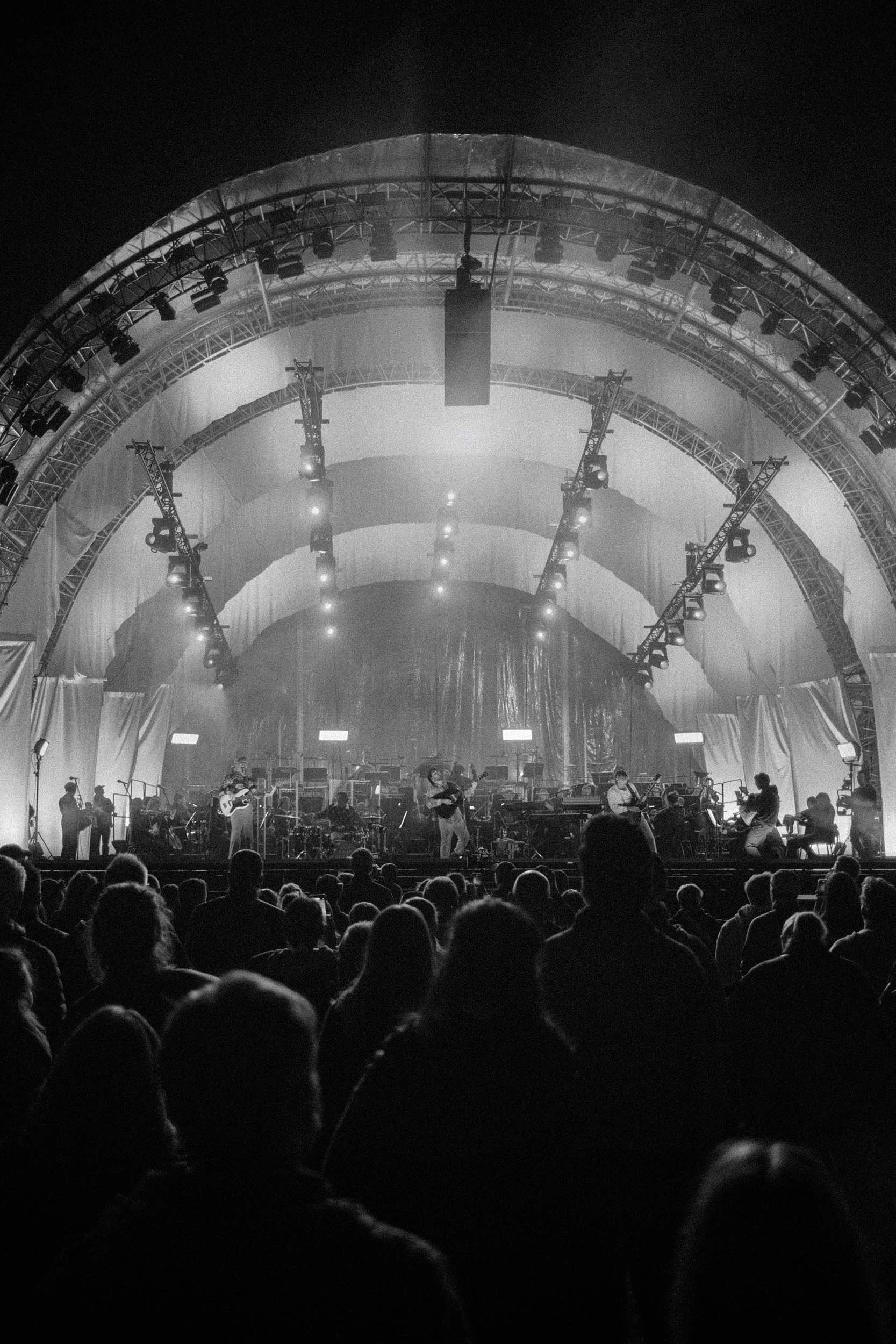 Open-Air Konzert von Milky Chance in Orangerie Kassel mit Publikum