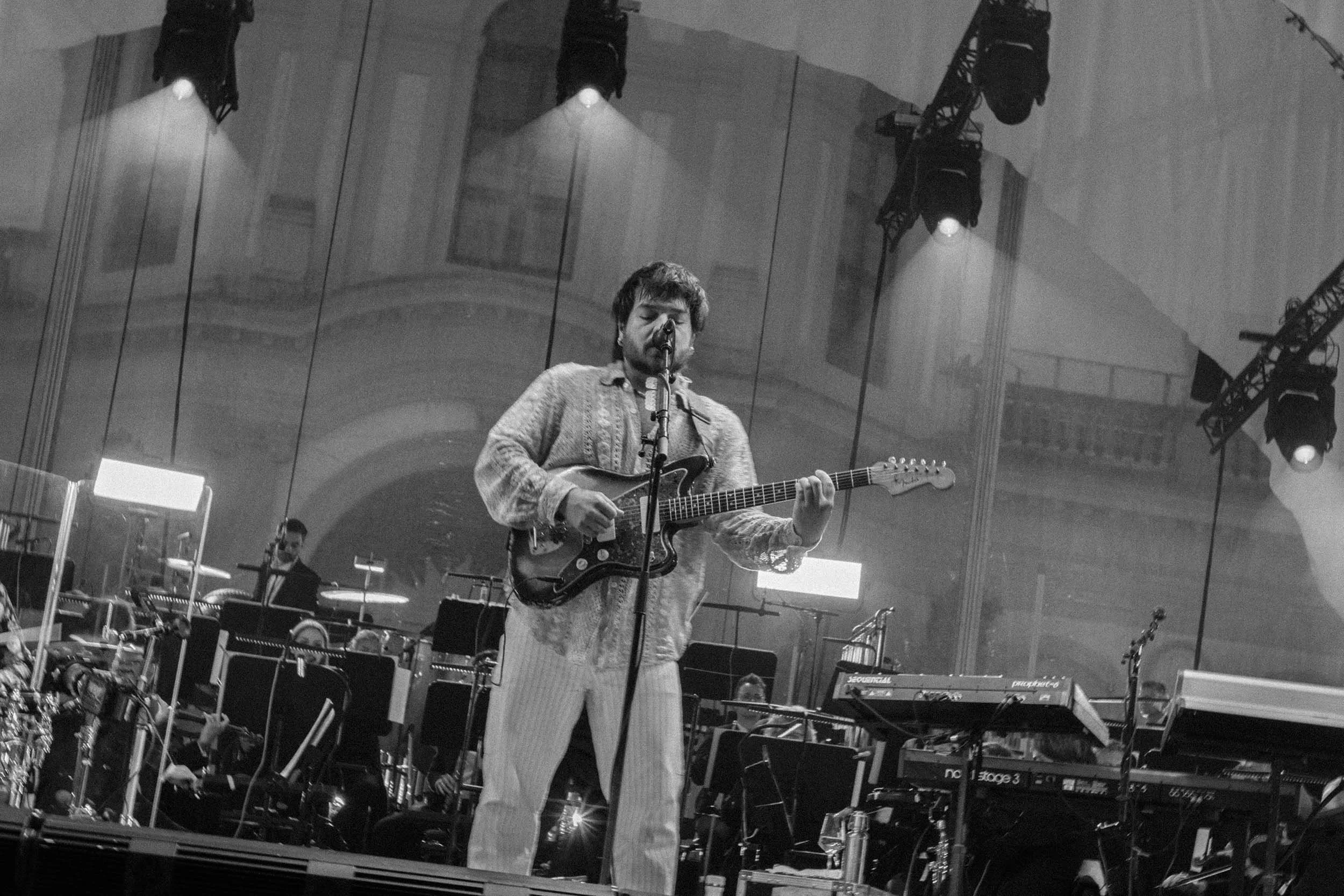 Milky Chance mit Gitarre auf Bühne in Kassel