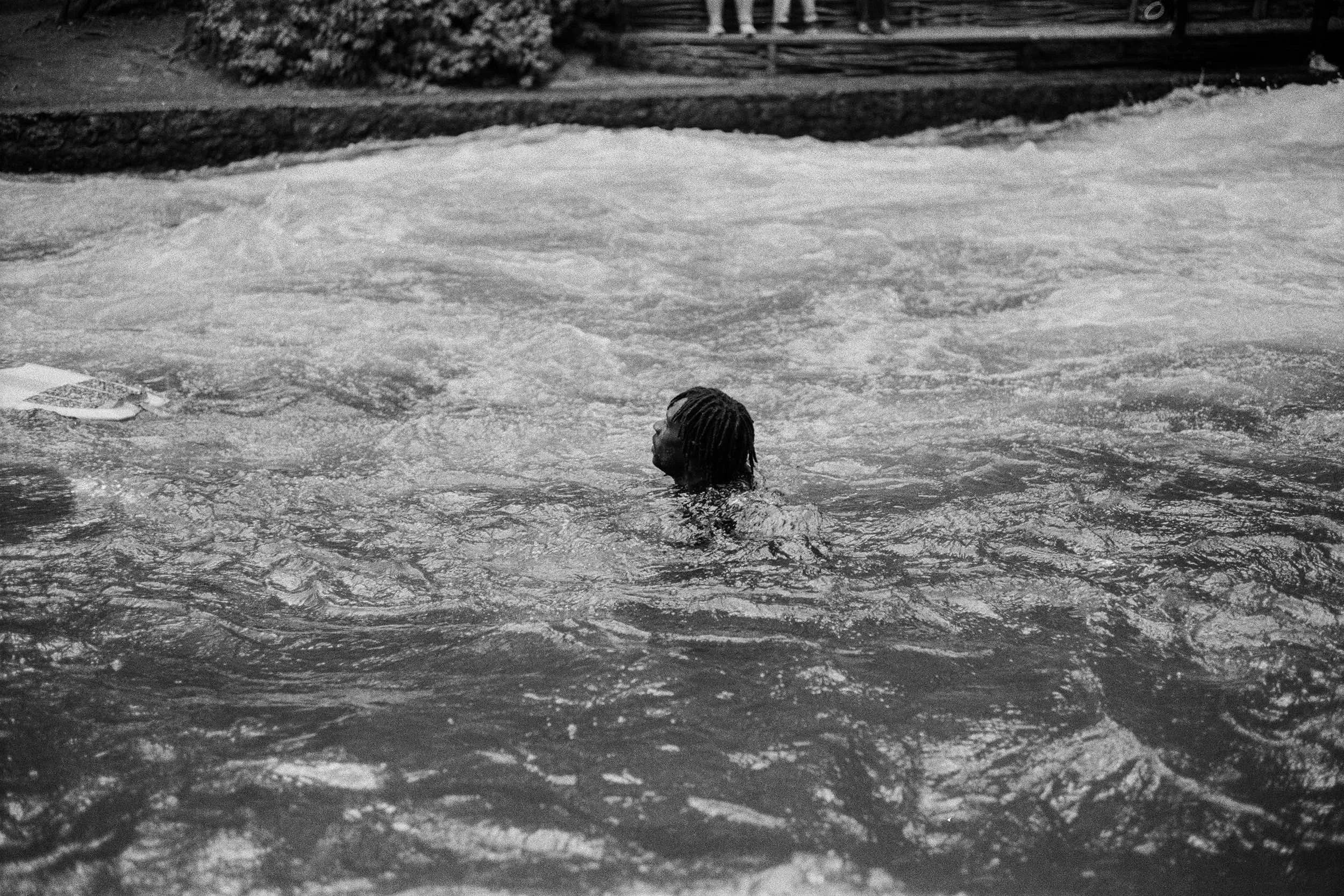Schwimmer in der Eisbachwelle.