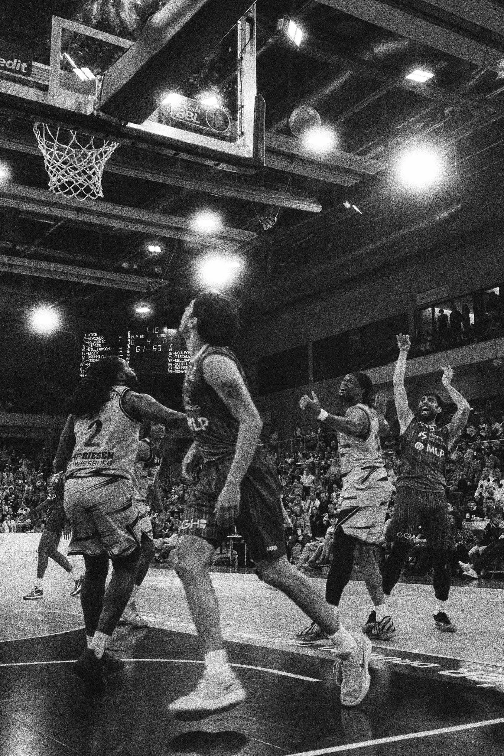 Basketballspieler kämpfen unter dem Korb in der easyCredit BBL.