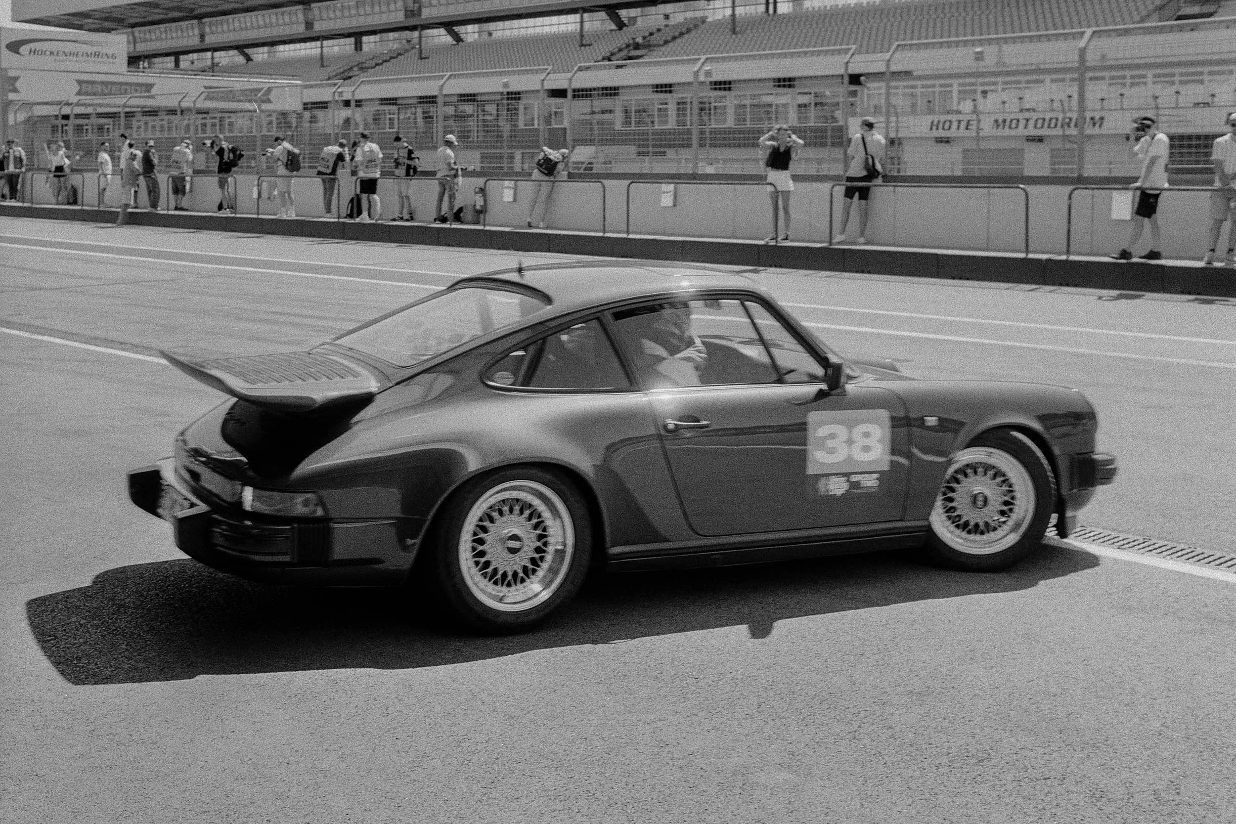 Porsche 911 mit Startnummer 38 in der Boxengasse des Hockenheimrings.
