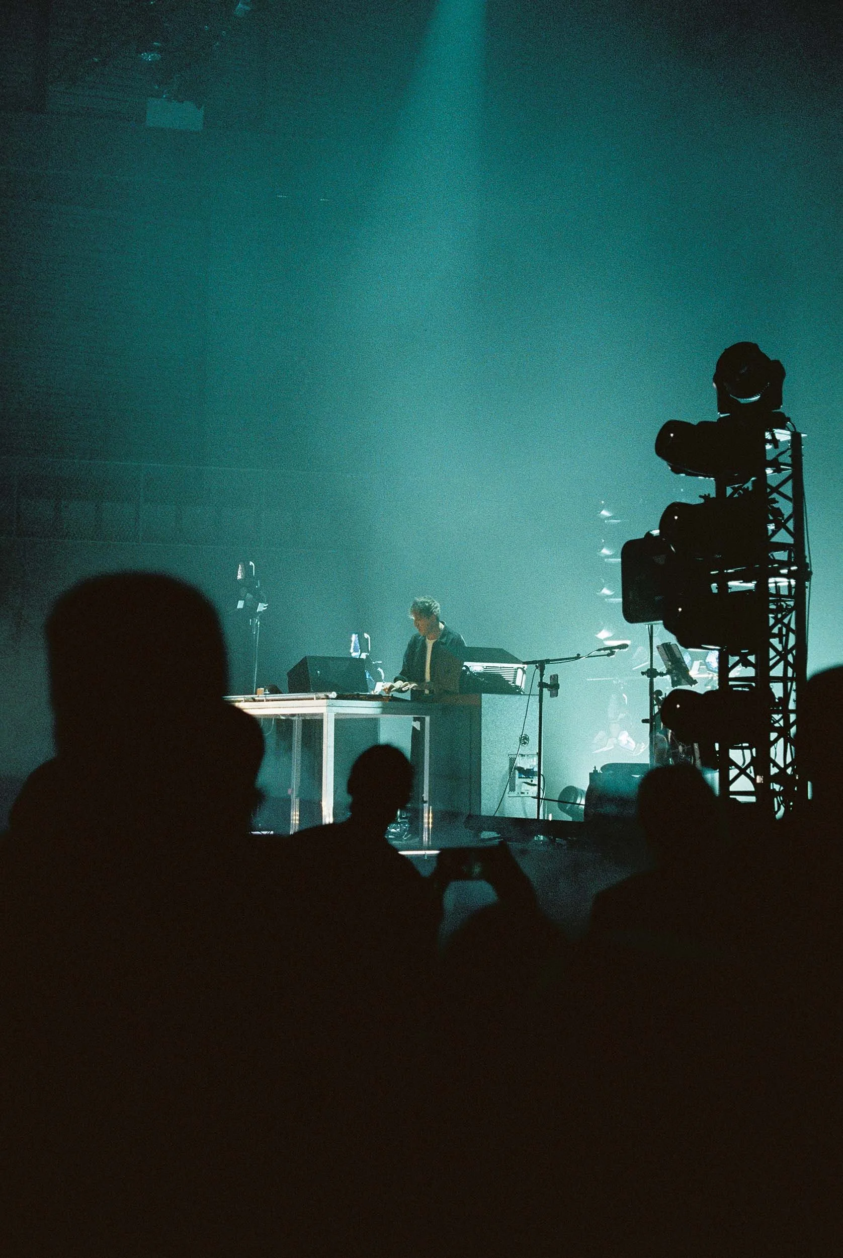Konzertfotografie von Christian Löffler in der Isarphilharmonie München – DJ auf der Bühne mit atmosphärischem Licht und Publikum im Vordergrund