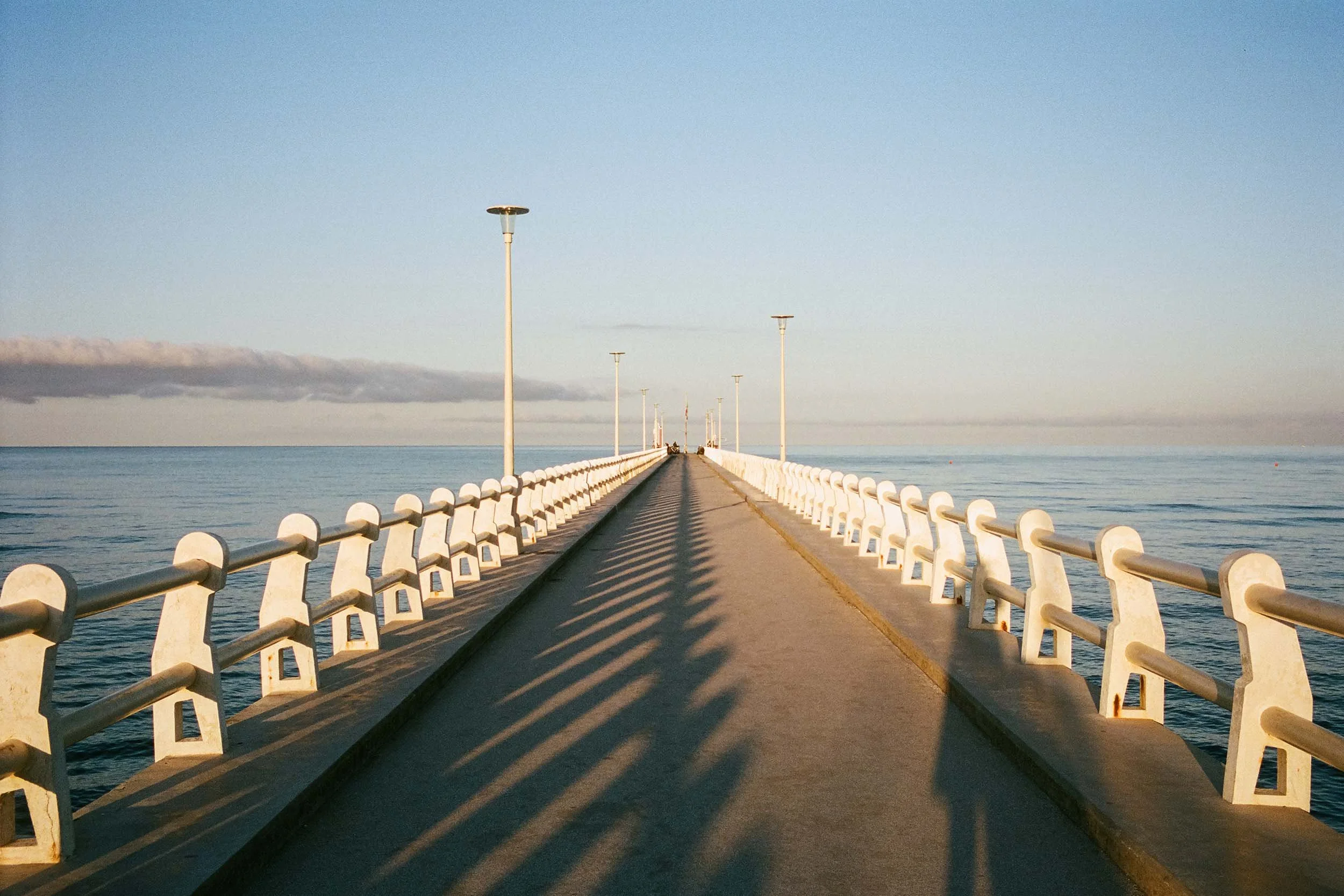 Seebrücke von Forte dei Marmi bei ruhiger See.