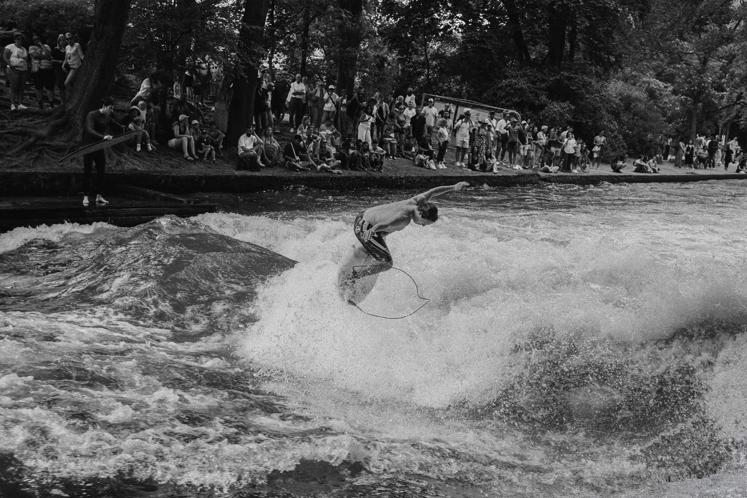 Surfer auf der Eisbachwelle in München.