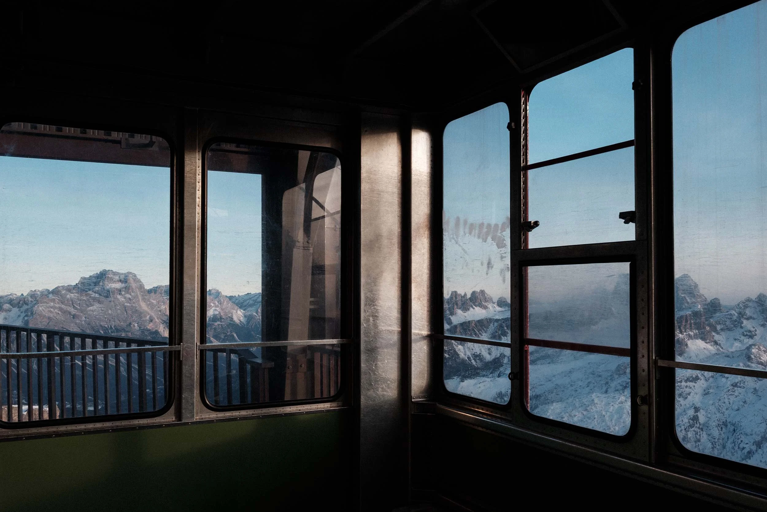 Blick aus Gondel auf Dolomiten bei Sonnenuntergang
