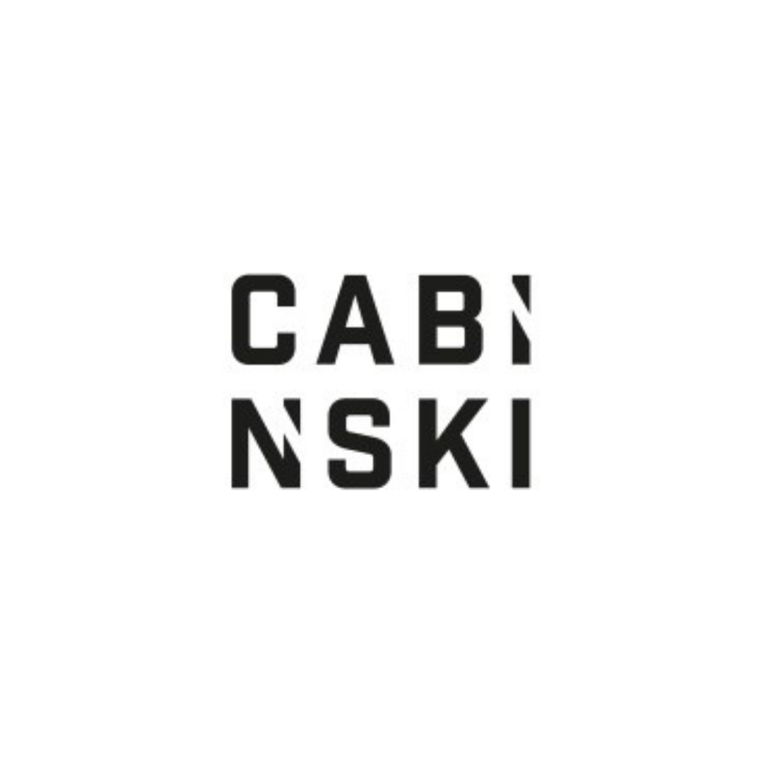 Schwarzer Text auf weißem Hintergrund, der den Schriftzug 'CABINSKI' zeigt, mit durchlaufenden Buchstaben in zwei Zeilen.