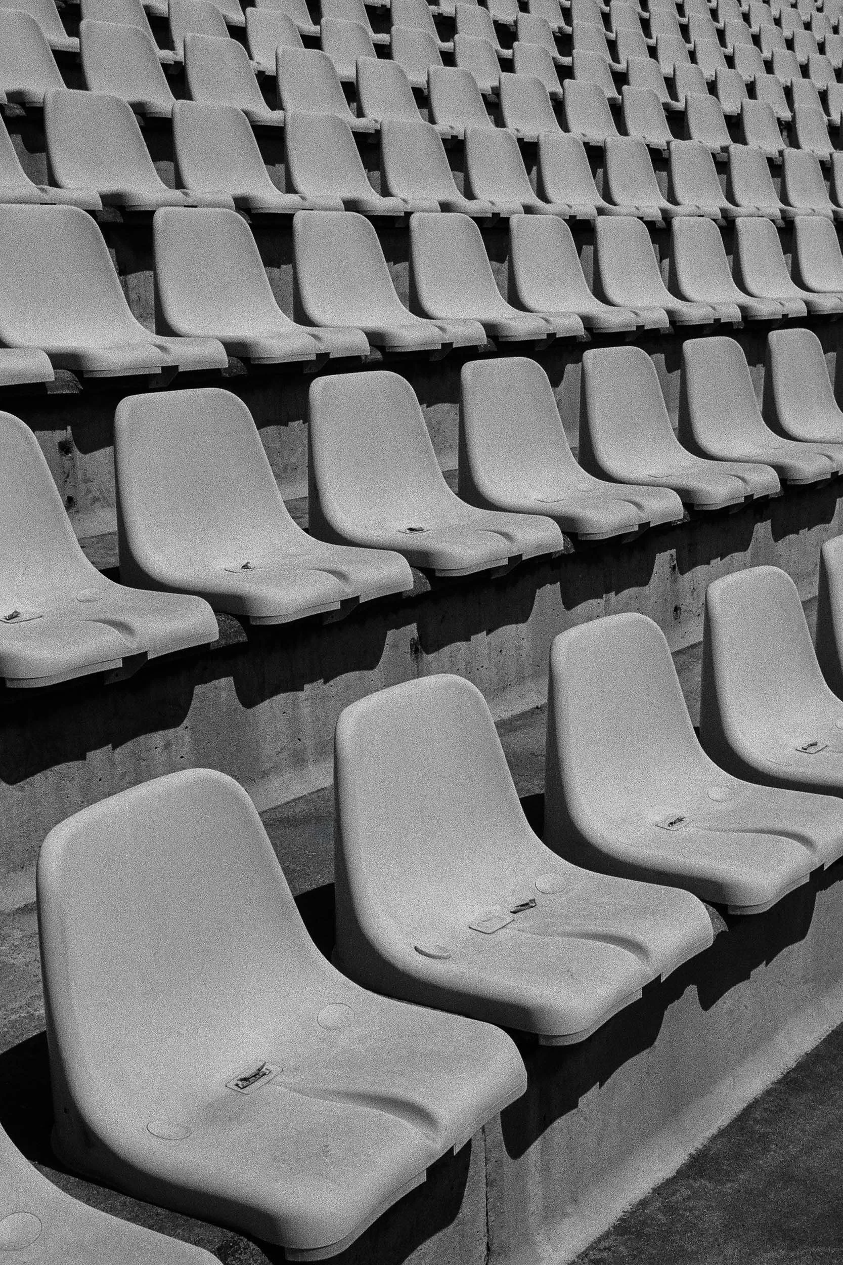 Leere Tribünensitze am Hockenheimring.