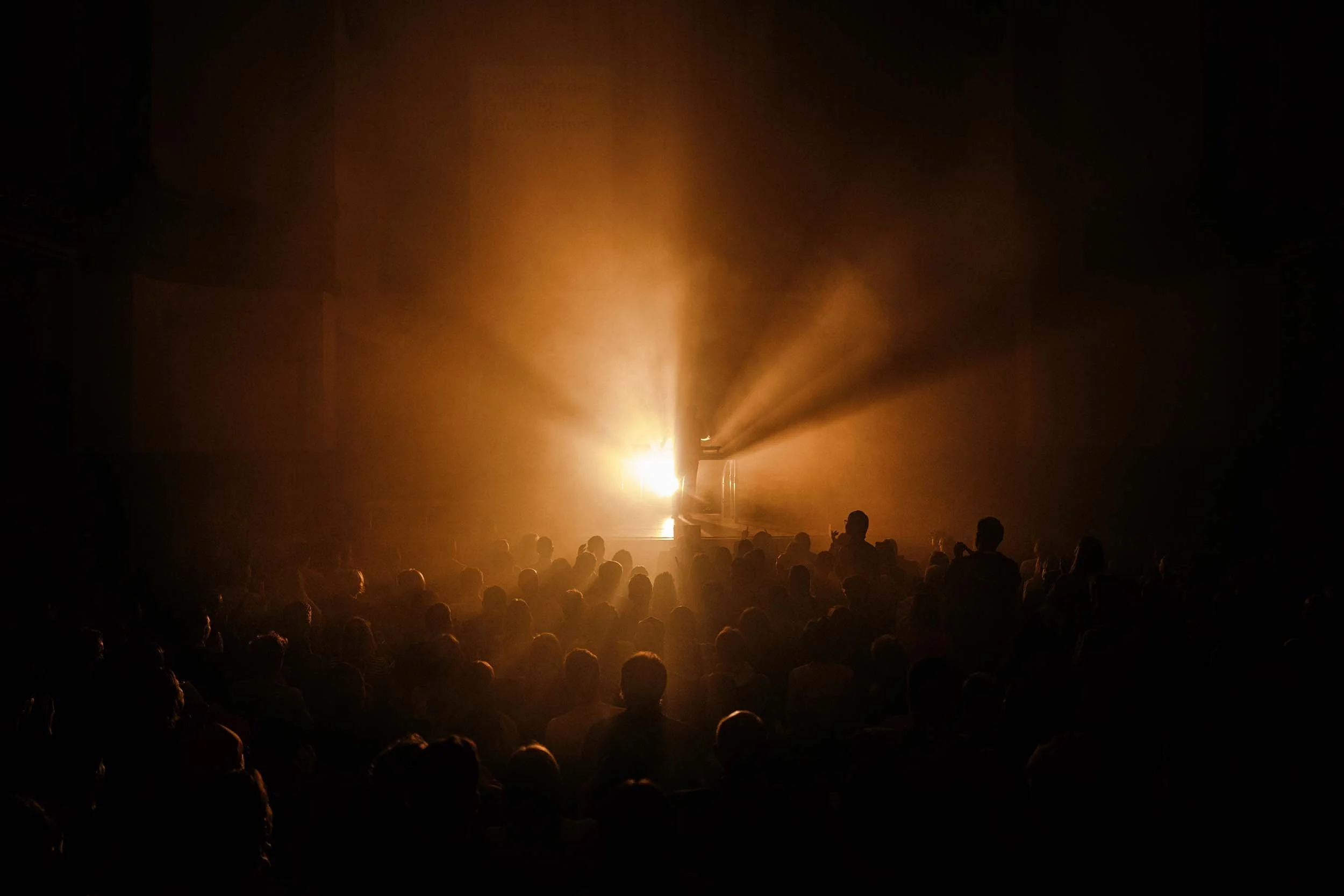 Atmosphärische Konzertfotografie von Christian Löffler live in Heidelberg – emotionale Lichtstimmung und elektronische Musik eindrucksvoll eingefangen.