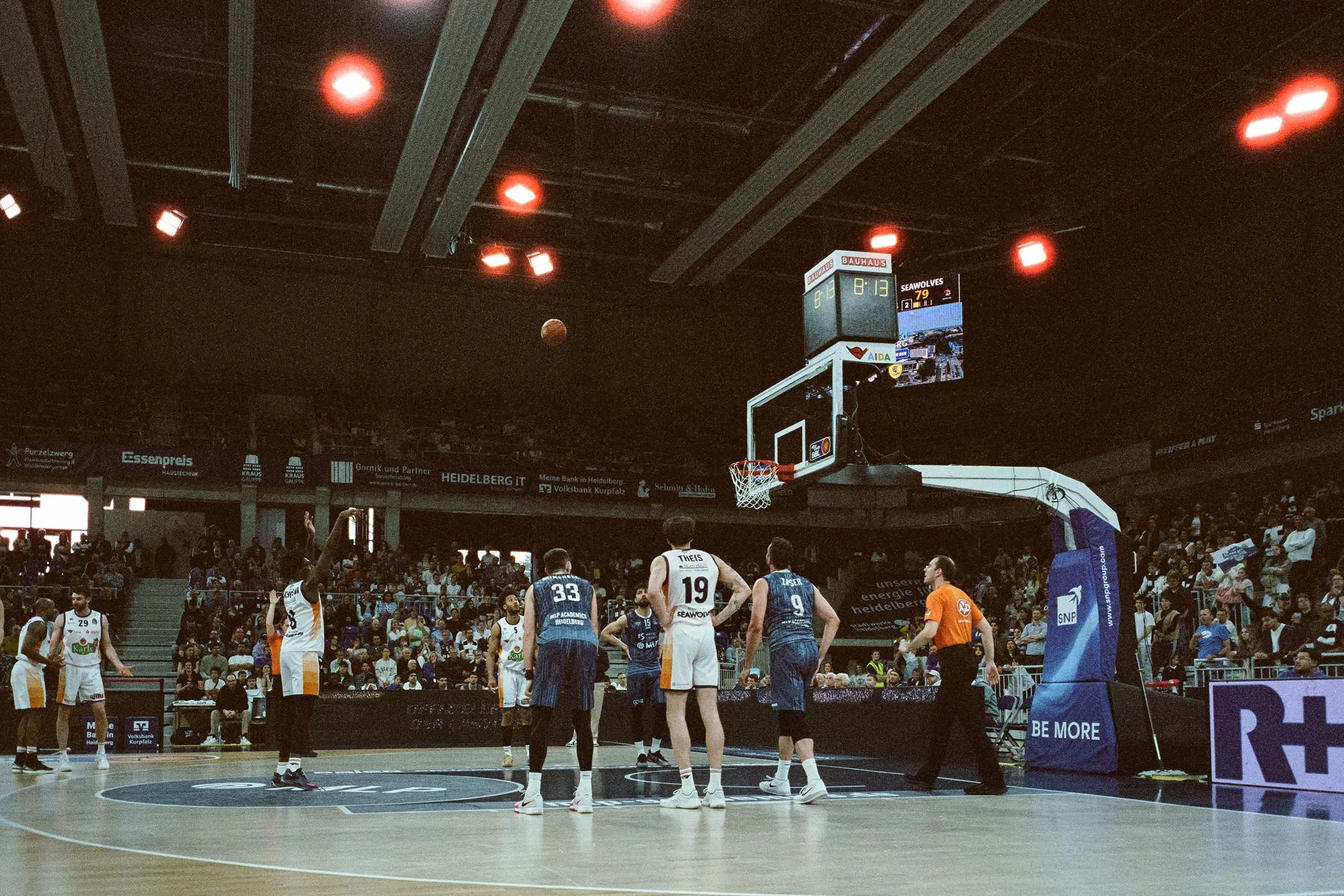Sprungball zu Beginn eines Spiels der easyCredit BBL.