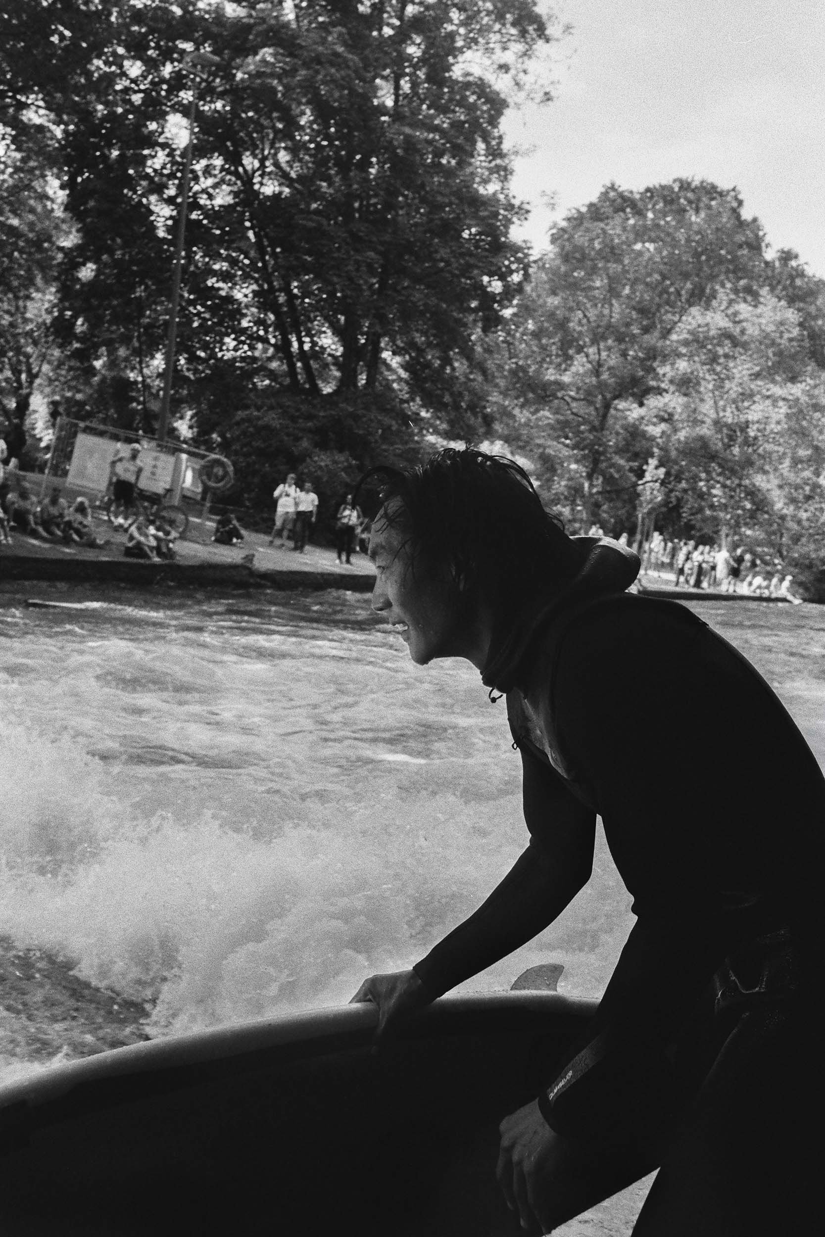 Surfer bereitet sich an der Eisbachwelle auf seinen Lauf vor.
