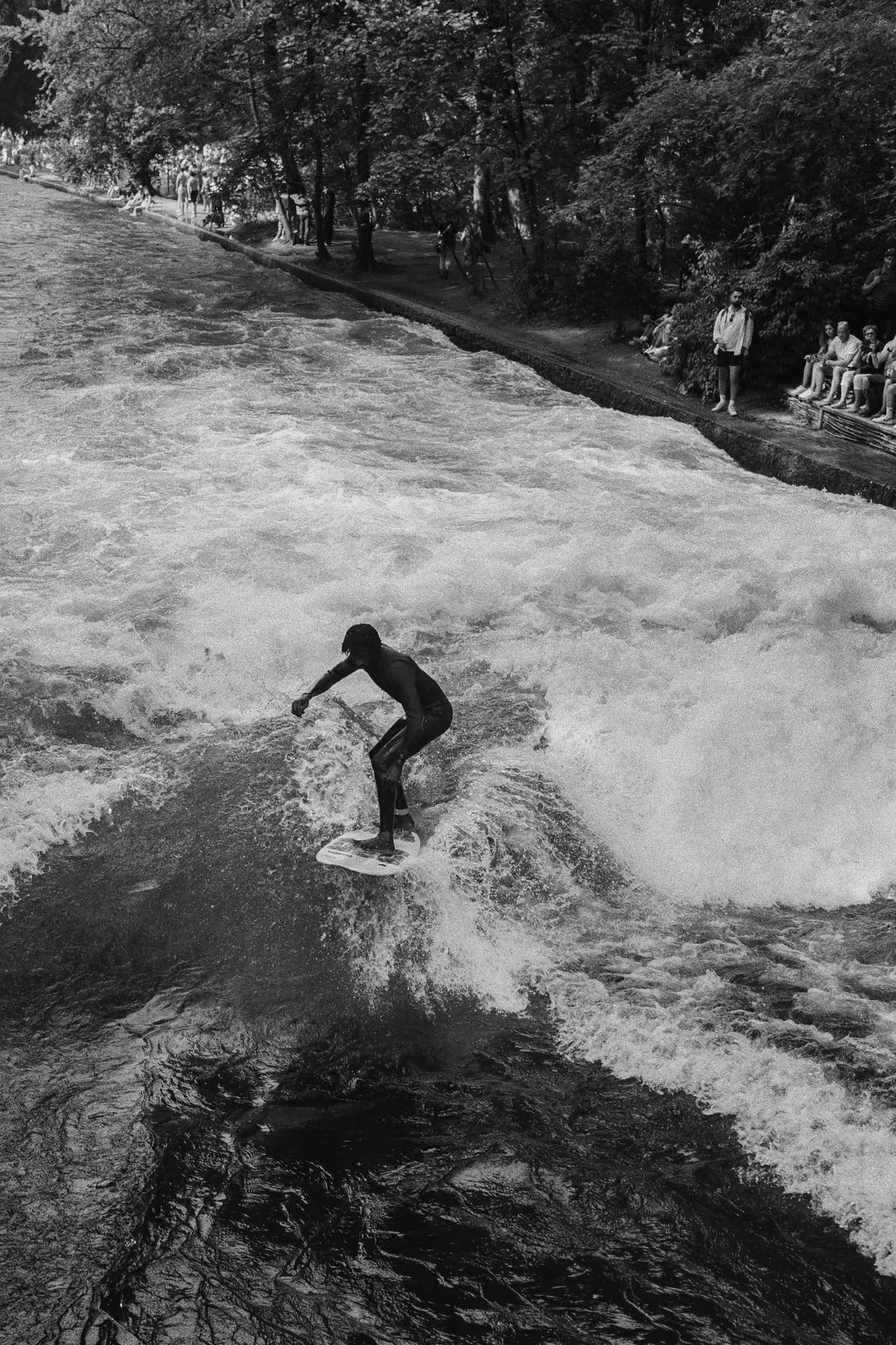Surfer reitet die Welle im Englischen Garten.