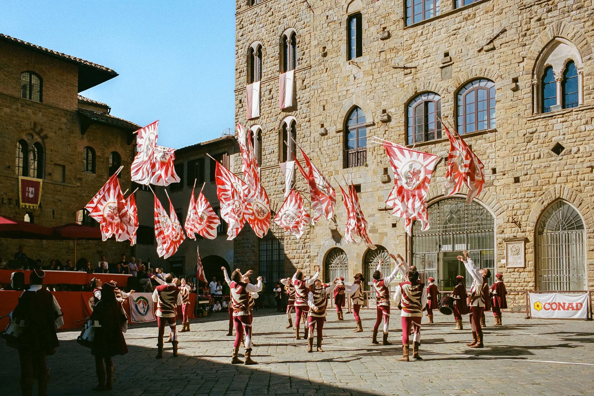 Historischer Platz in Volterra mit Fahnenschwingern während eines traditionellen Festes.