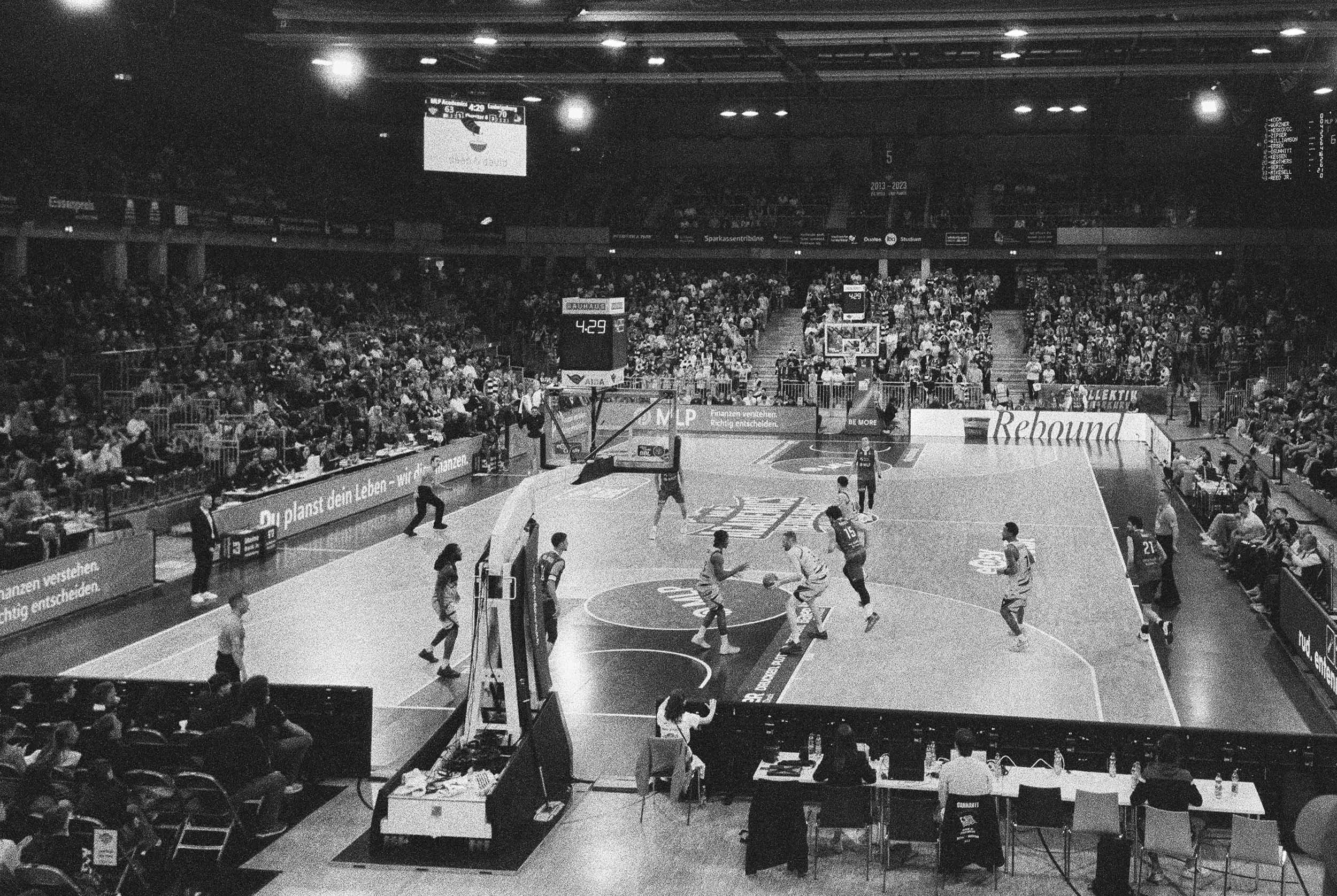 Basketballspiel zwischen MLP Academics Heidelberg und Rostock Seawolves in Heidelberg– Eventfotografie in Schwarz-Weiß