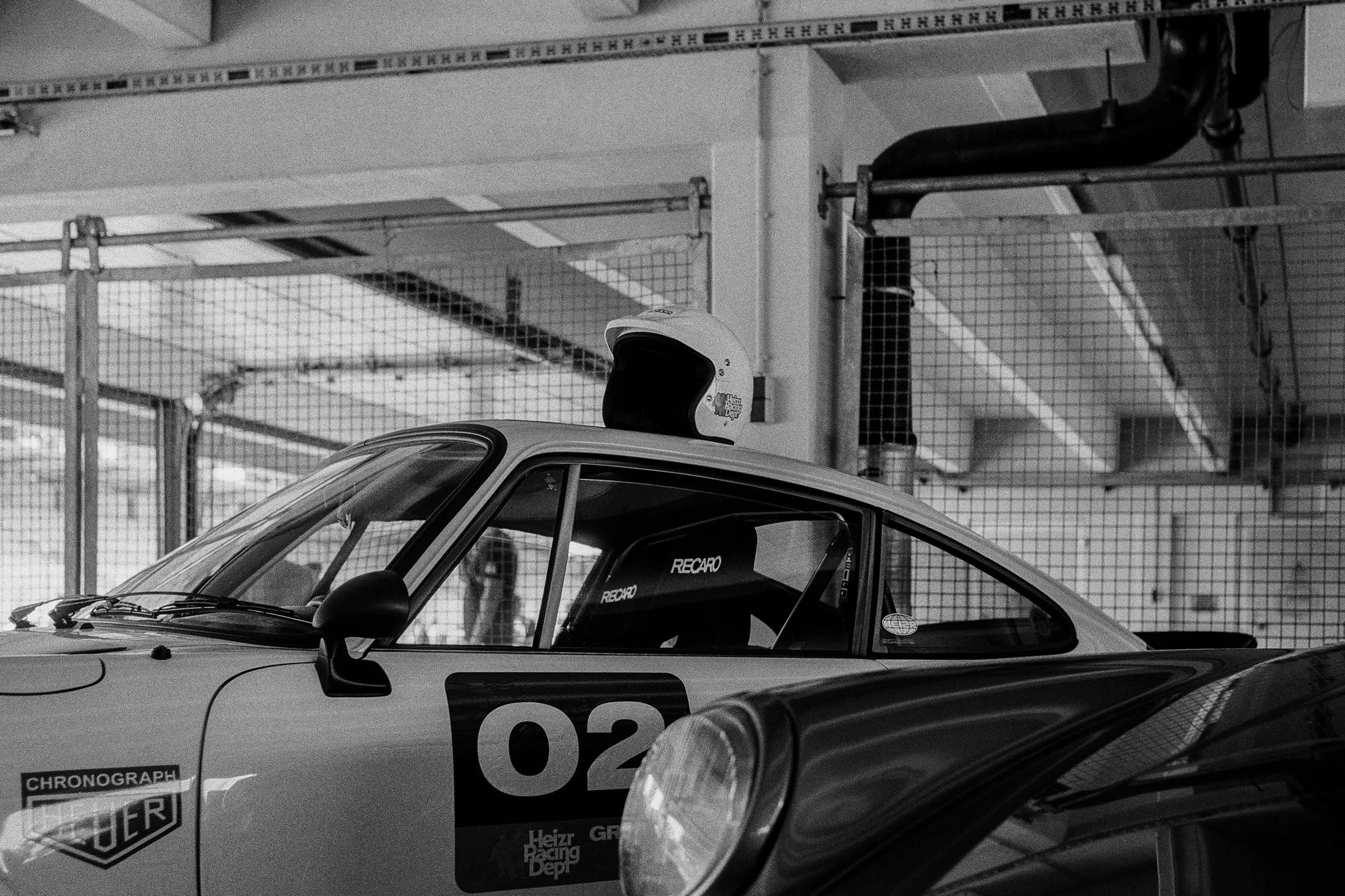 Detailaufnahme des Porsche 911 mit Startnummer 02 im Fahrerlager.