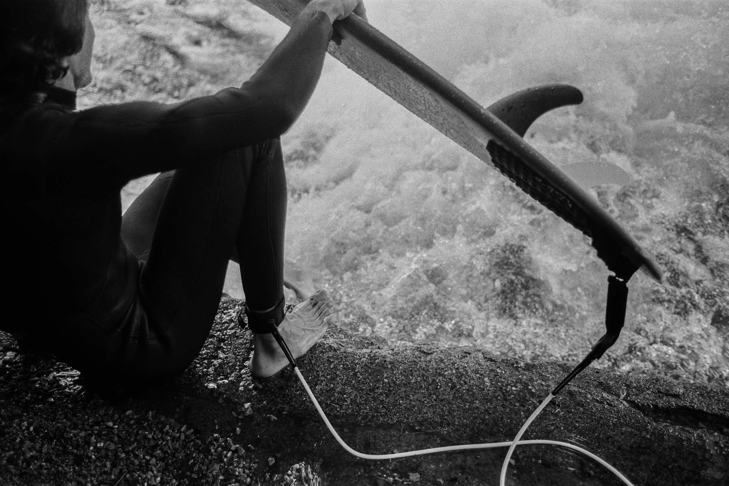 Surfbrett am Ufer der Eisbachwelle.