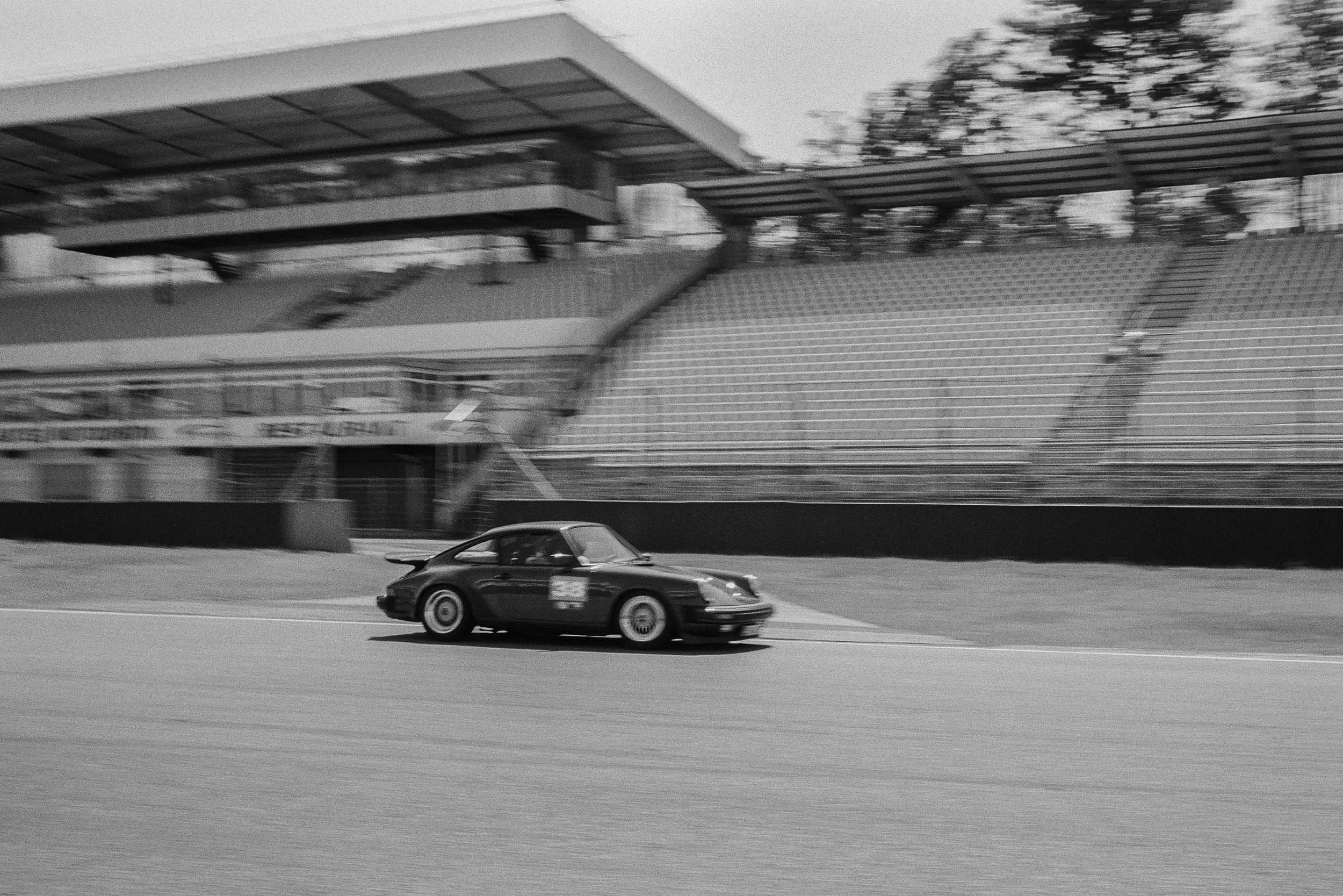 Historischer Porsche mit Startnummer 38 auf der Rennstrecke.