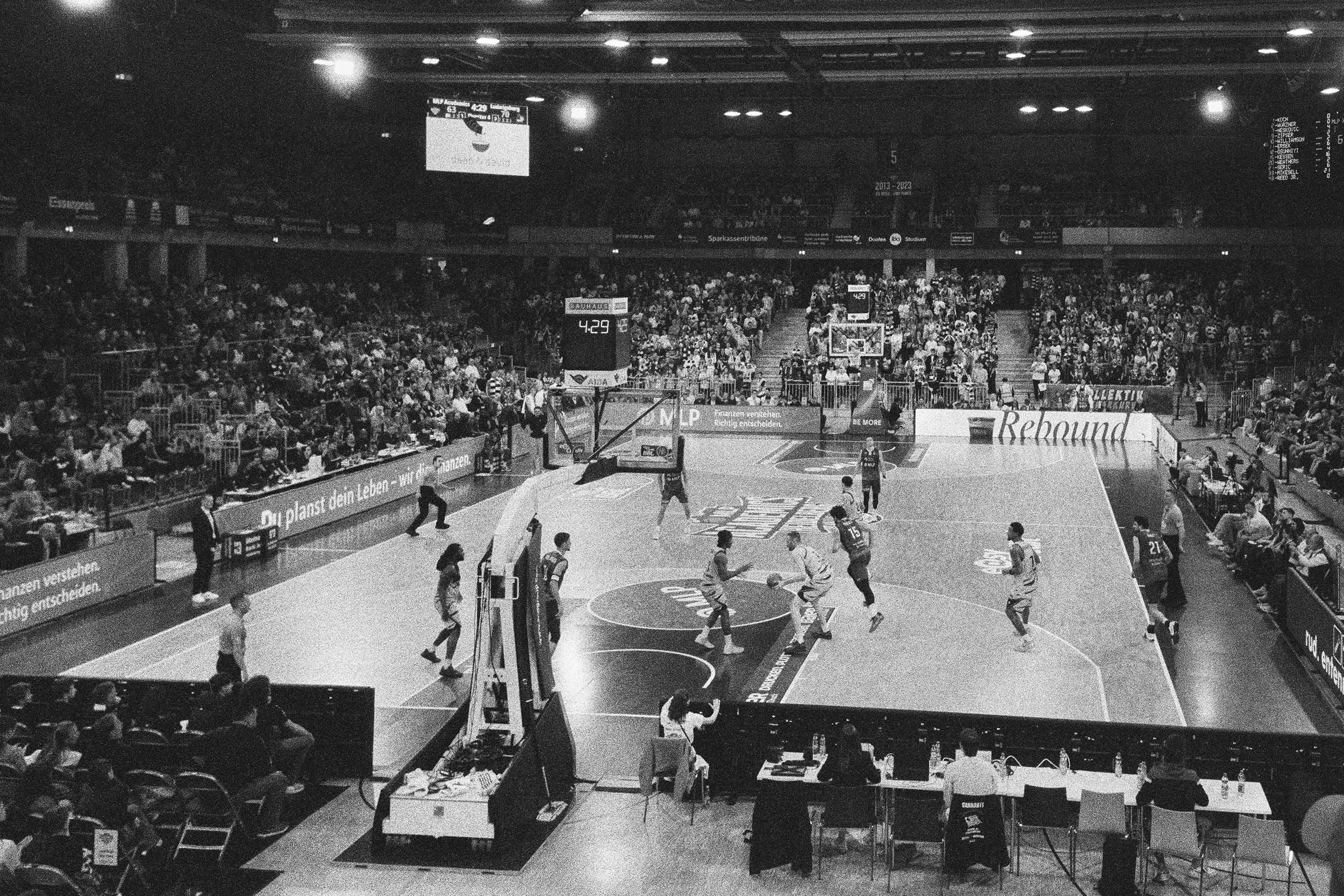 Blick über die Arena während eines Spiels der easyCredit Basketball Bundesliga.