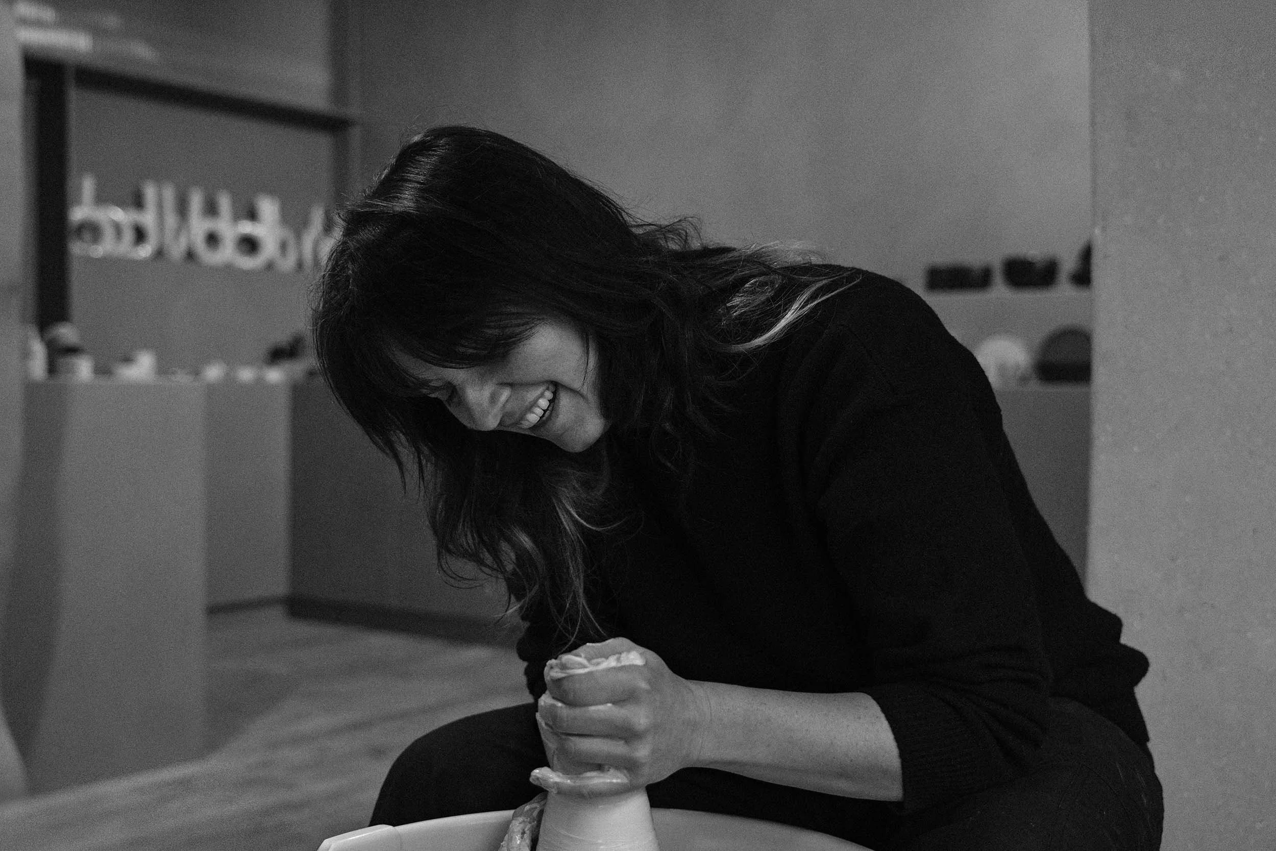 Christine Seefried bei Keramikarbeit an der Drehscheibe