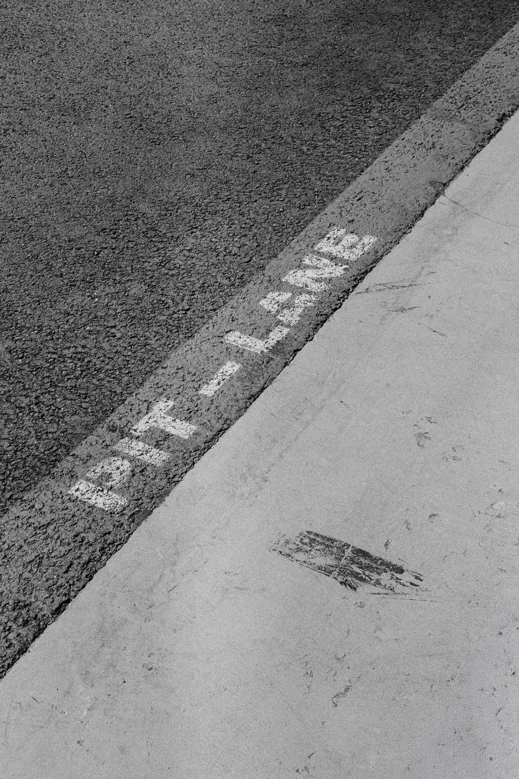 Curbs und Streckenmarkierung auf der Rennstrecke.