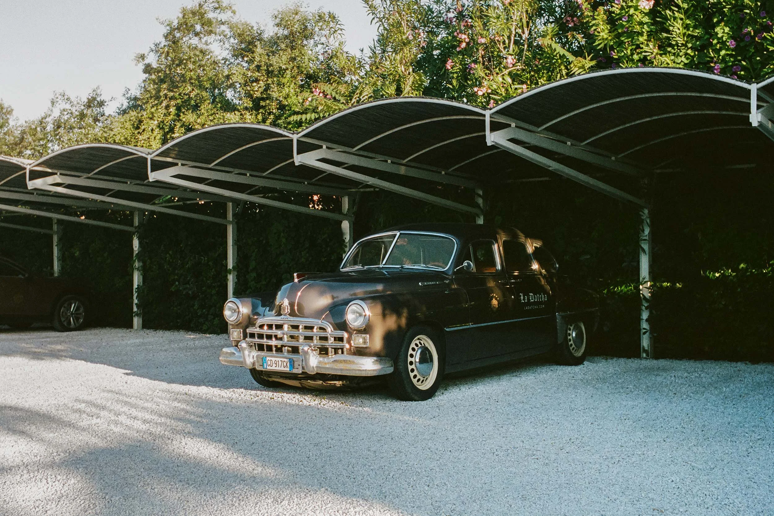 Oldtimer vor mediterranem Gebäude.