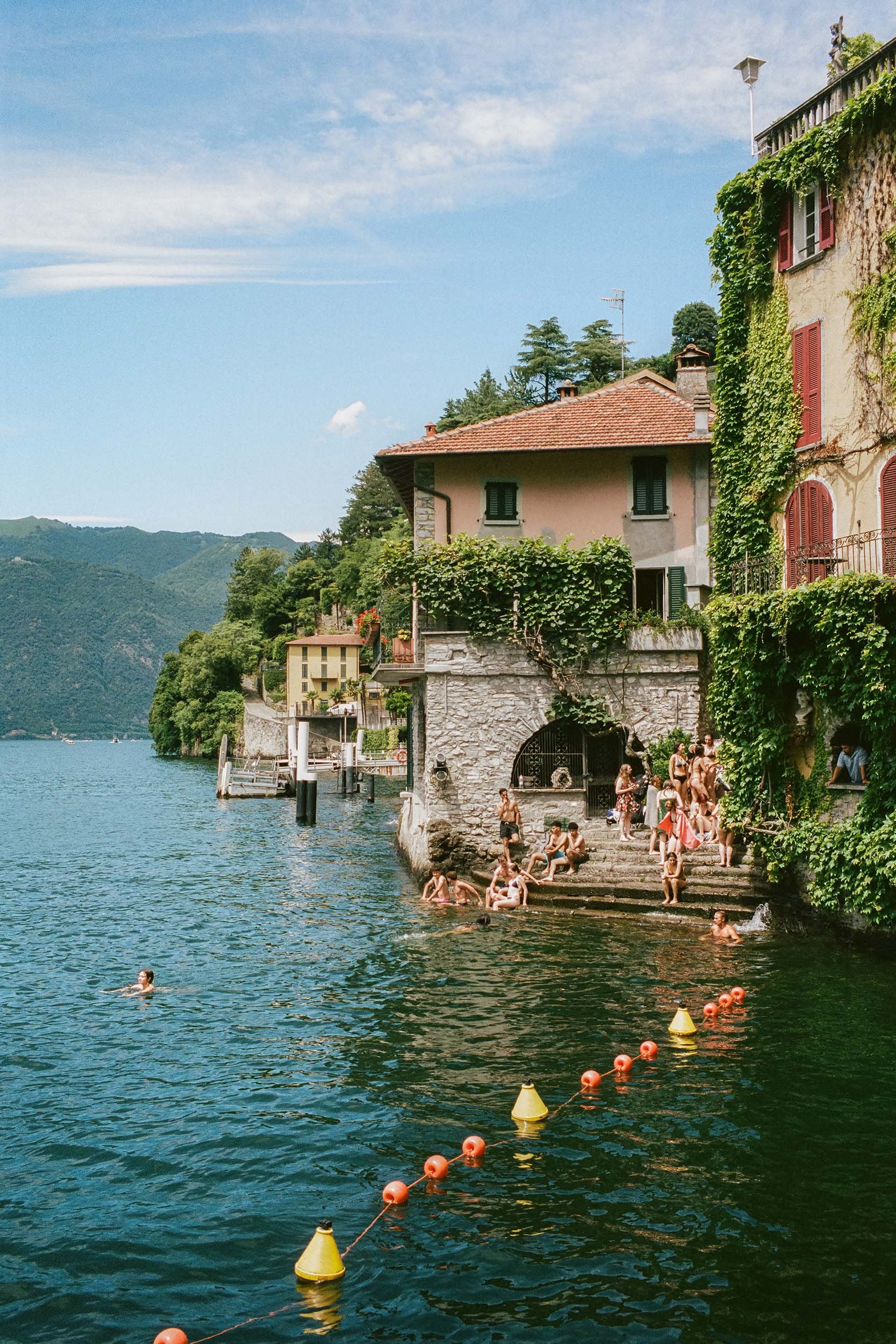 Badestelle am Comer See mit Blick auf das Wasser.