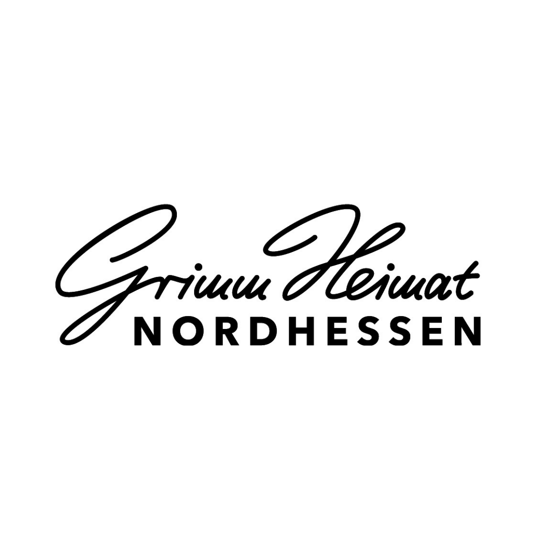 Logo mit handschriftlichem Schriftzug "Grünen Heimat" und darunter gedruckte Bezeichnung "Nordhessen" in schwarzen Buchstaben.