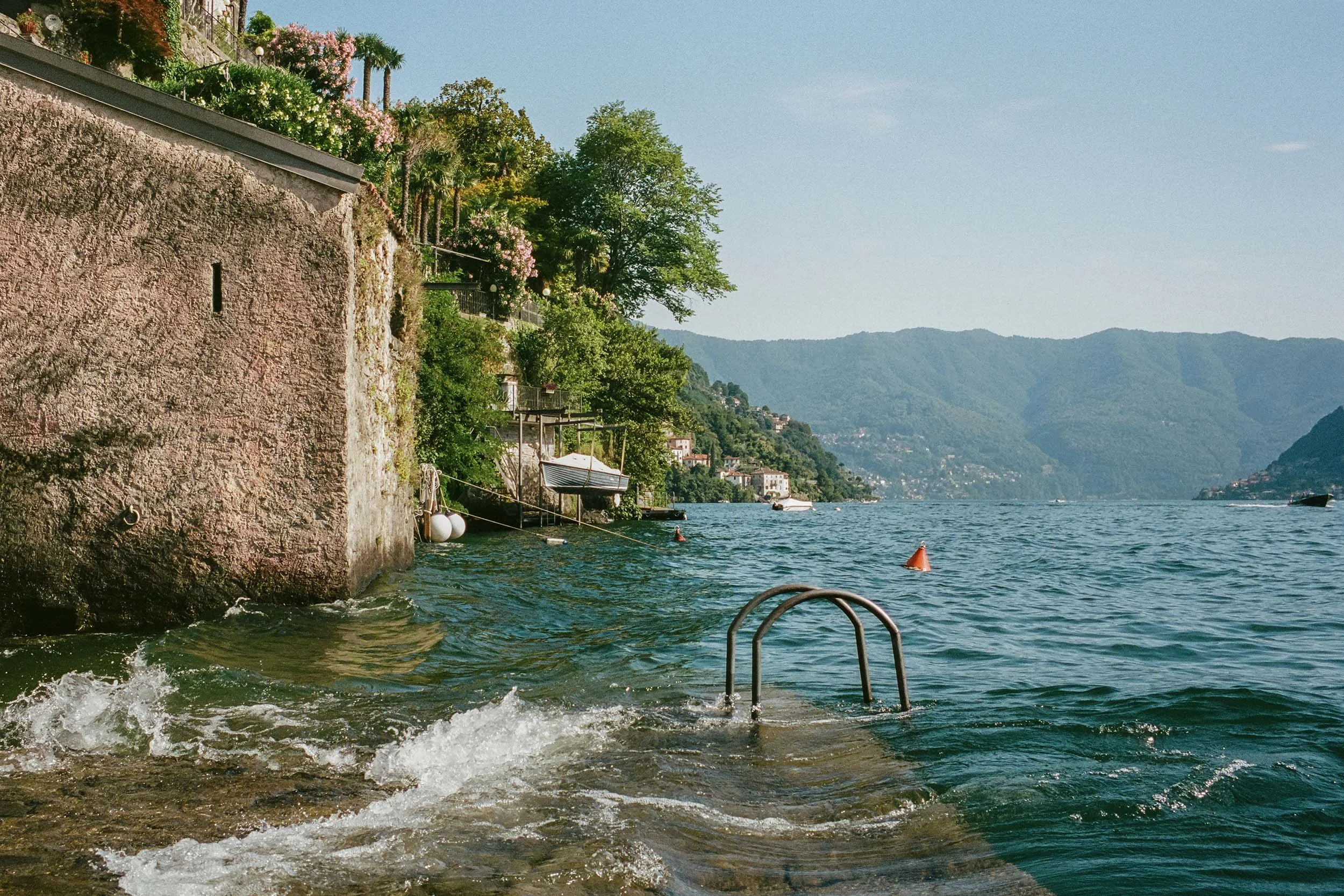 Badestelle in Nesso am Comer See mit Blick auf das Wasser.