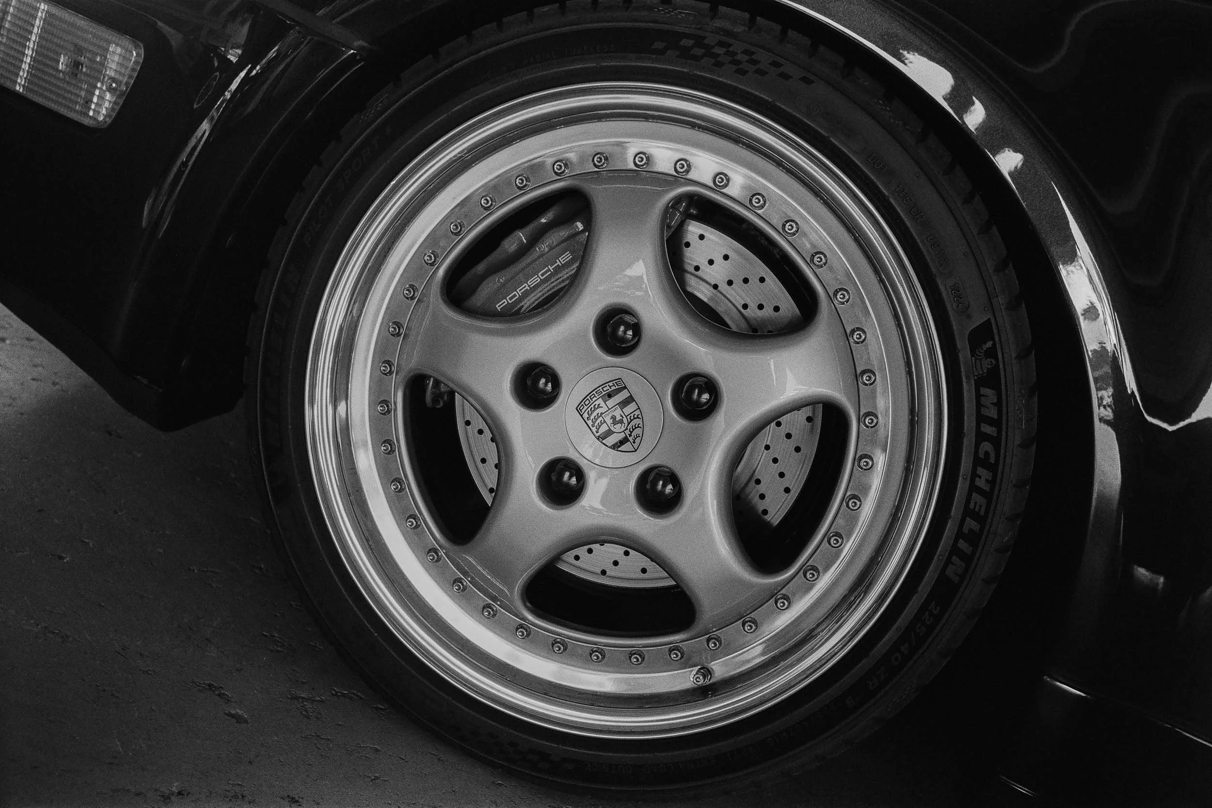 Detailaufnahme einer Porsche-Felge.