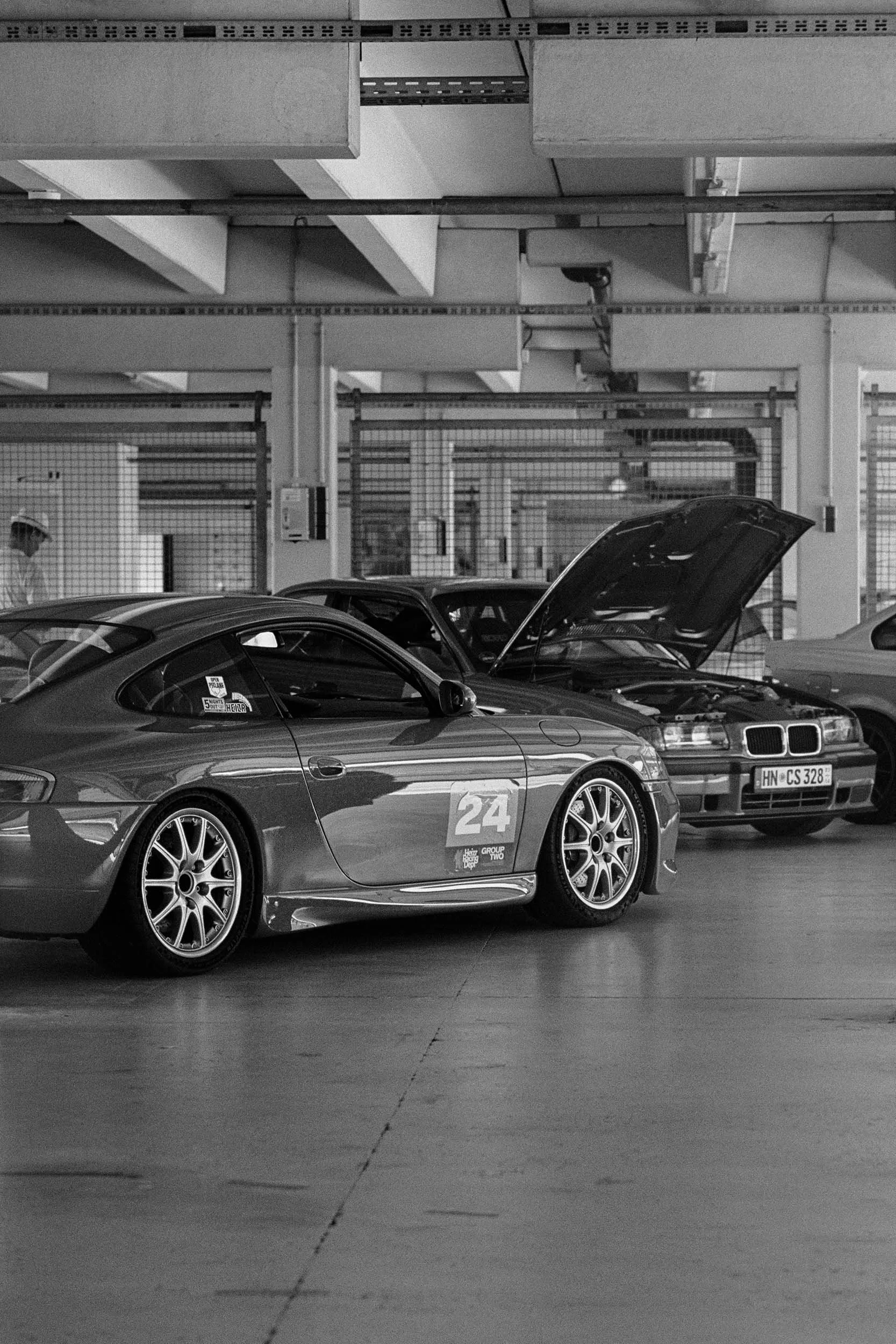 Klassische Sportwagen im Fahrerlager am Hockenheimring.