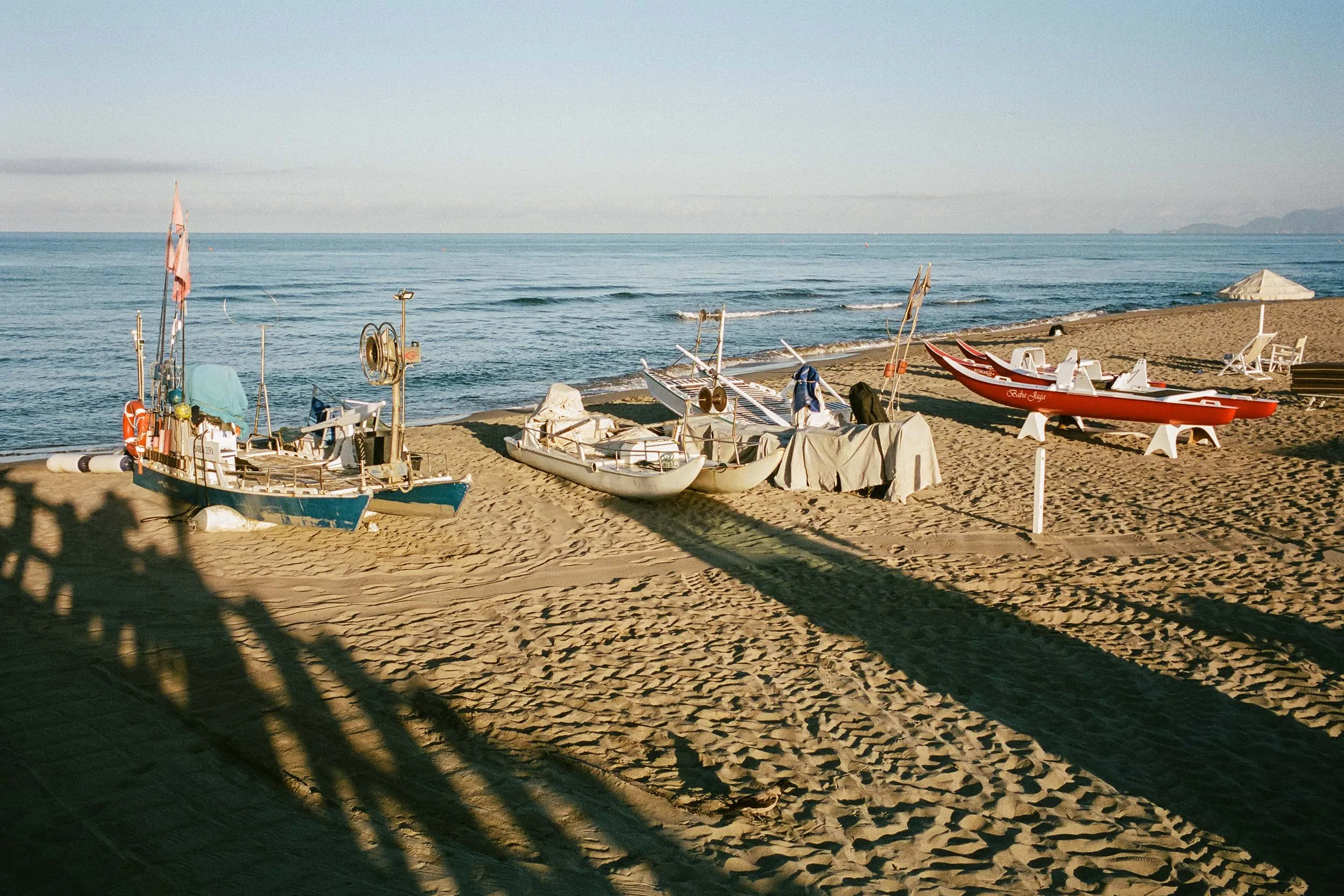 Strand in Forte dei Marmi im Morgenlicht.