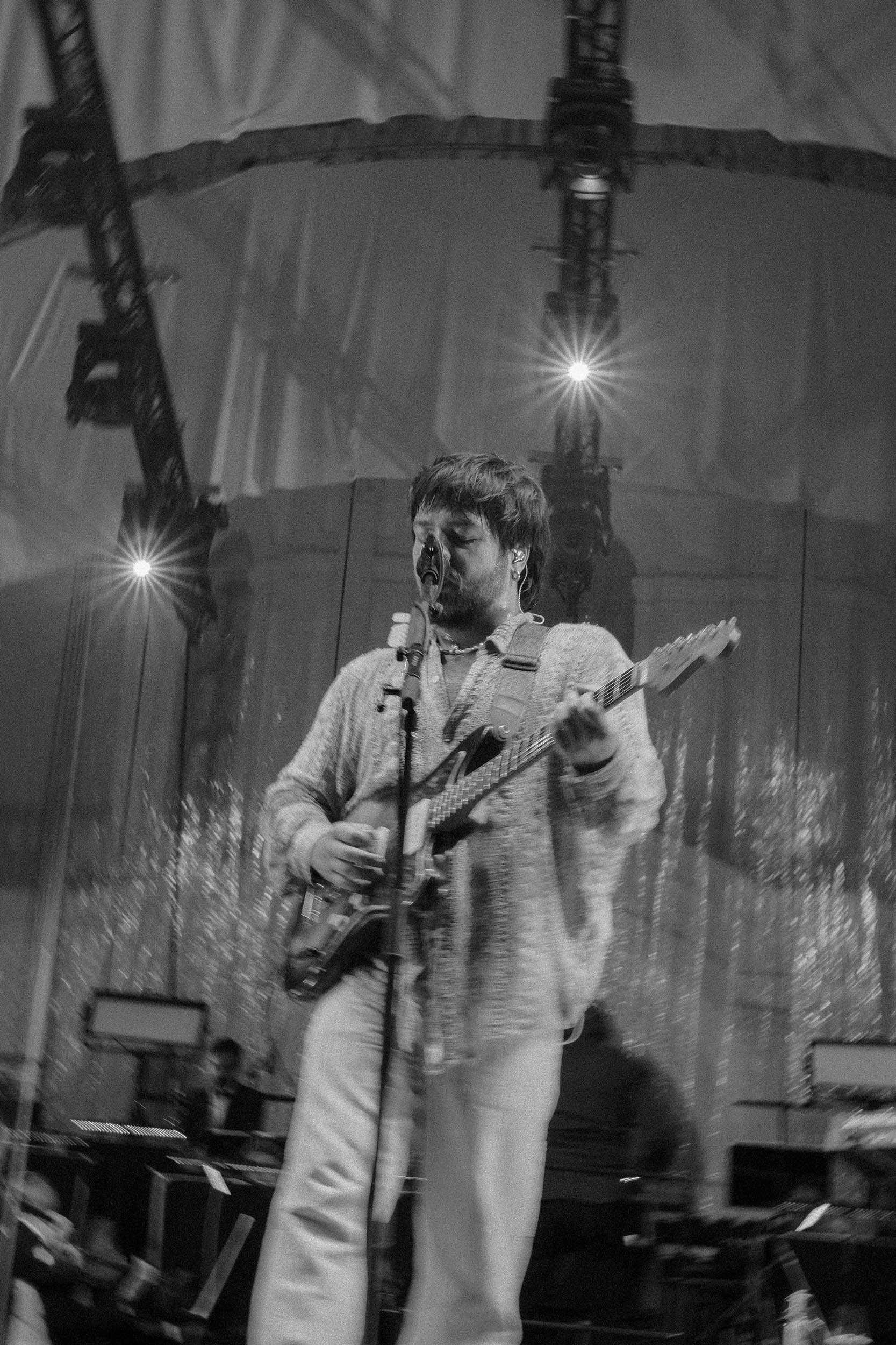 Miley Chance spielt Gitarre auf der Bühne in Kassel