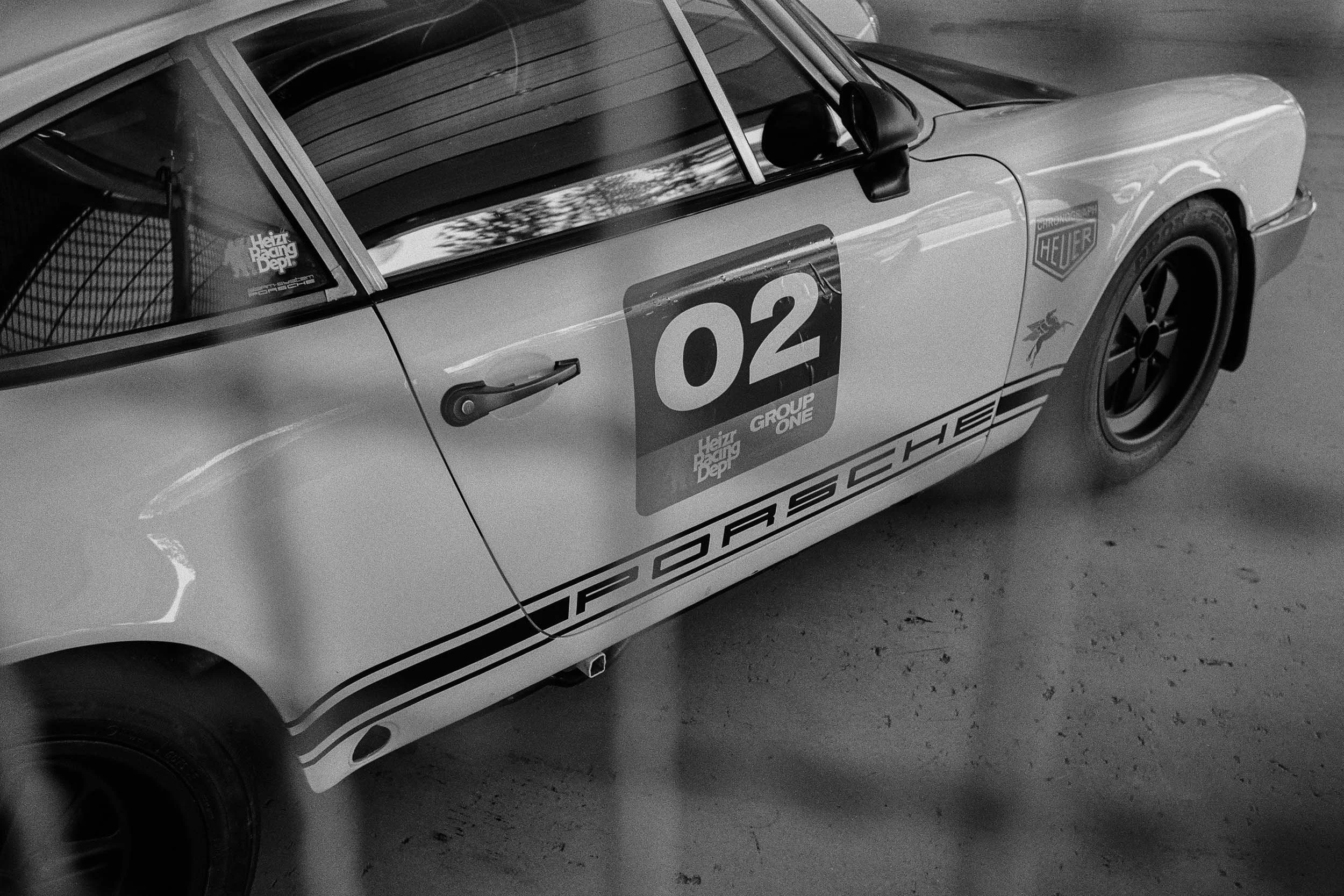 Porsche mit Startnummer 02 im Fahrerlager des Heizer Racing Dept. am Hockenheimring.